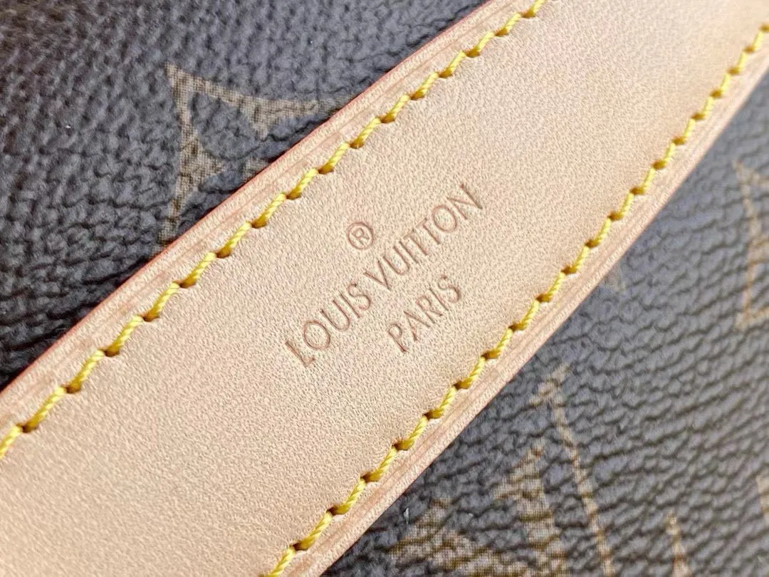 💰760 Top original order M43644 BUMBAG waist bag is made of classic Monogram canvas and decorated with "Louis Vuitton Paris" leather patch. This waist bag can add a pure fashionable and casual temperament to a sports look. It can be used as a waist bag, or can be worn on one shoulder or across the body, making it more fashionable. 37.0 x 14.0 x 13.0 cm (length x height x width).
