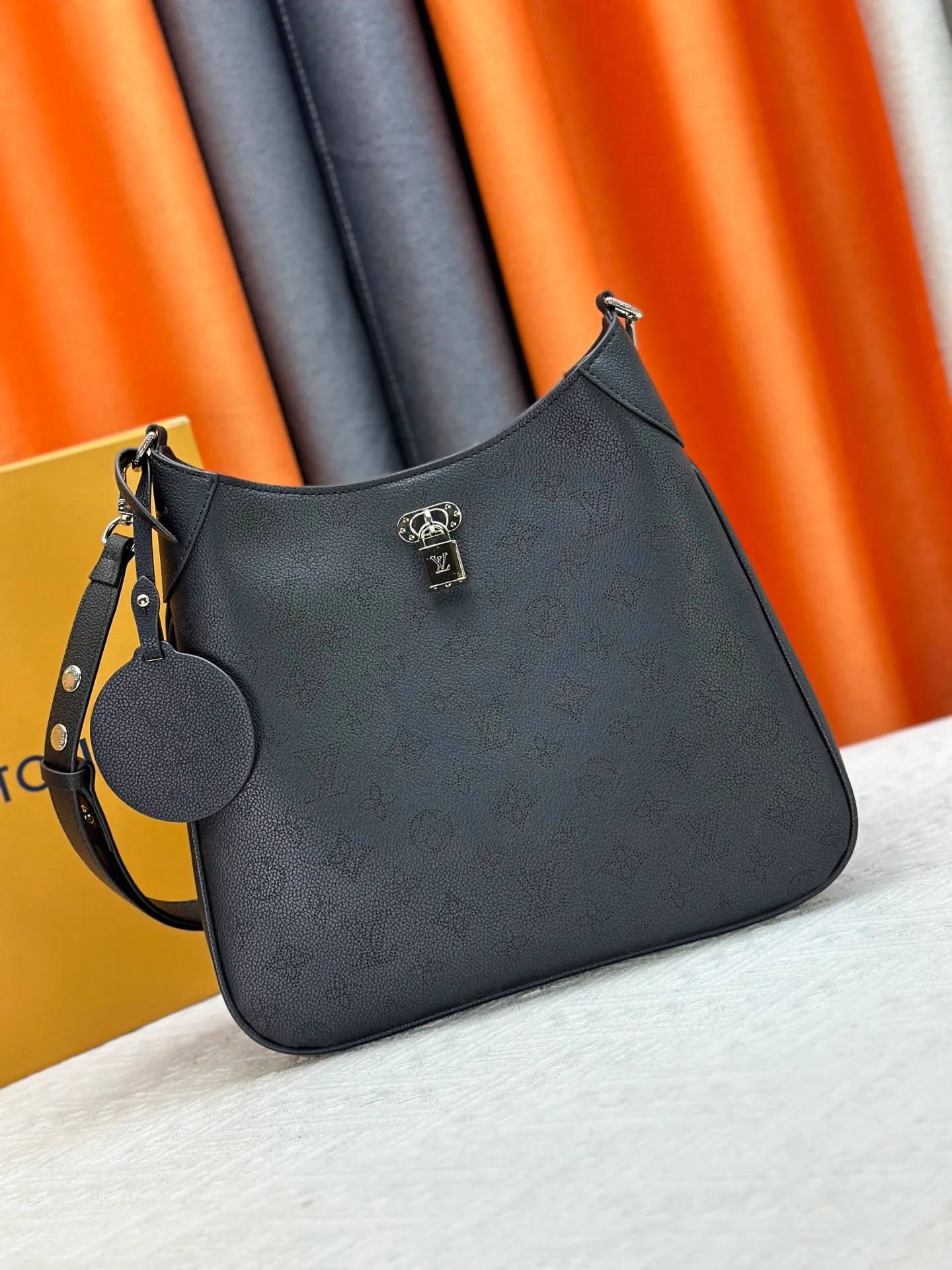 P260 Upgraded from the original M14617. This All Around medium-sized handbag is made of engraved leather tracing the Monogram perforation pattern, and the Yingze padlock magnetic clasp upgrades the classic charm. The LV leather decoration highlights the ingenious details. Whether worn cross-body or on the shoulder, it can elegantly brighten up daily looks. Dimensions: 28.0 x 25.0 x 8.0 cm (length x height x width)