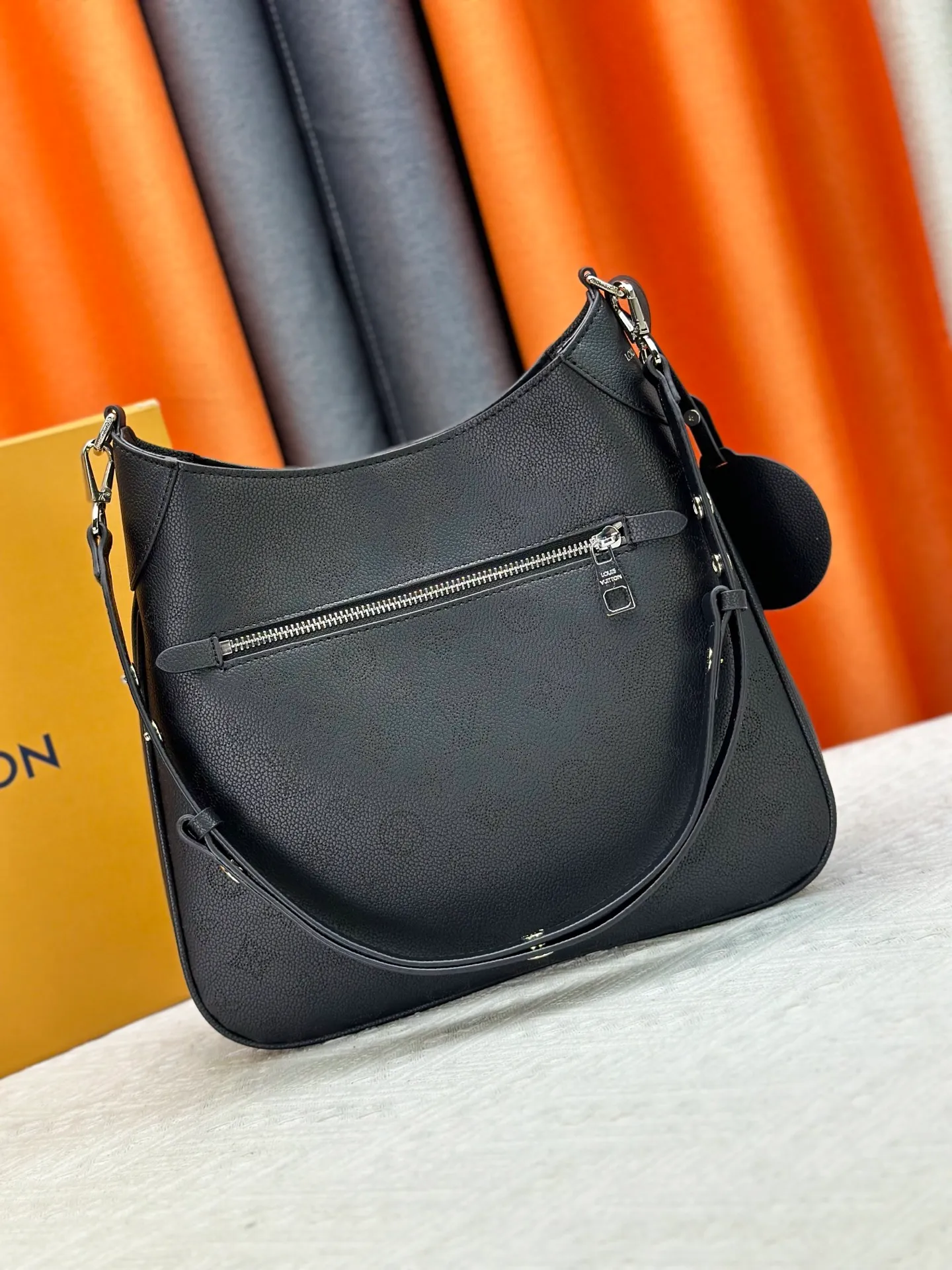 P260 Upgraded from the original M14617. This All Around medium-sized handbag is made of engraved leather tracing the Monogram perforation pattern, and the Yingze padlock magnetic clasp upgrades the classic charm. The LV leather decoration highlights the ingenious details. Whether worn cross-body or on the shoulder, it can elegantly brighten up daily looks. Dimensions: 28.0 x 25.0 x 8.0 cm (length x height x width)