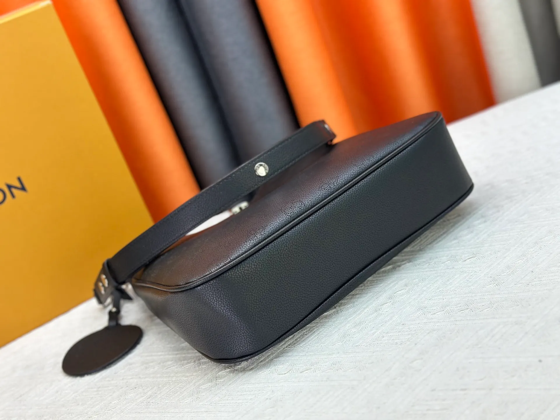 P260 Upgraded from the original M14617. This All Around medium-sized handbag is made of engraved leather tracing the Monogram perforation pattern, and the Yingze padlock magnetic clasp upgrades the classic charm. The LV leather decoration highlights the ingenious details. Whether worn cross-body or on the shoulder, it can elegantly brighten up daily looks. Dimensions: 28.0 x 25.0 x 8.0 cm (length x height x width)