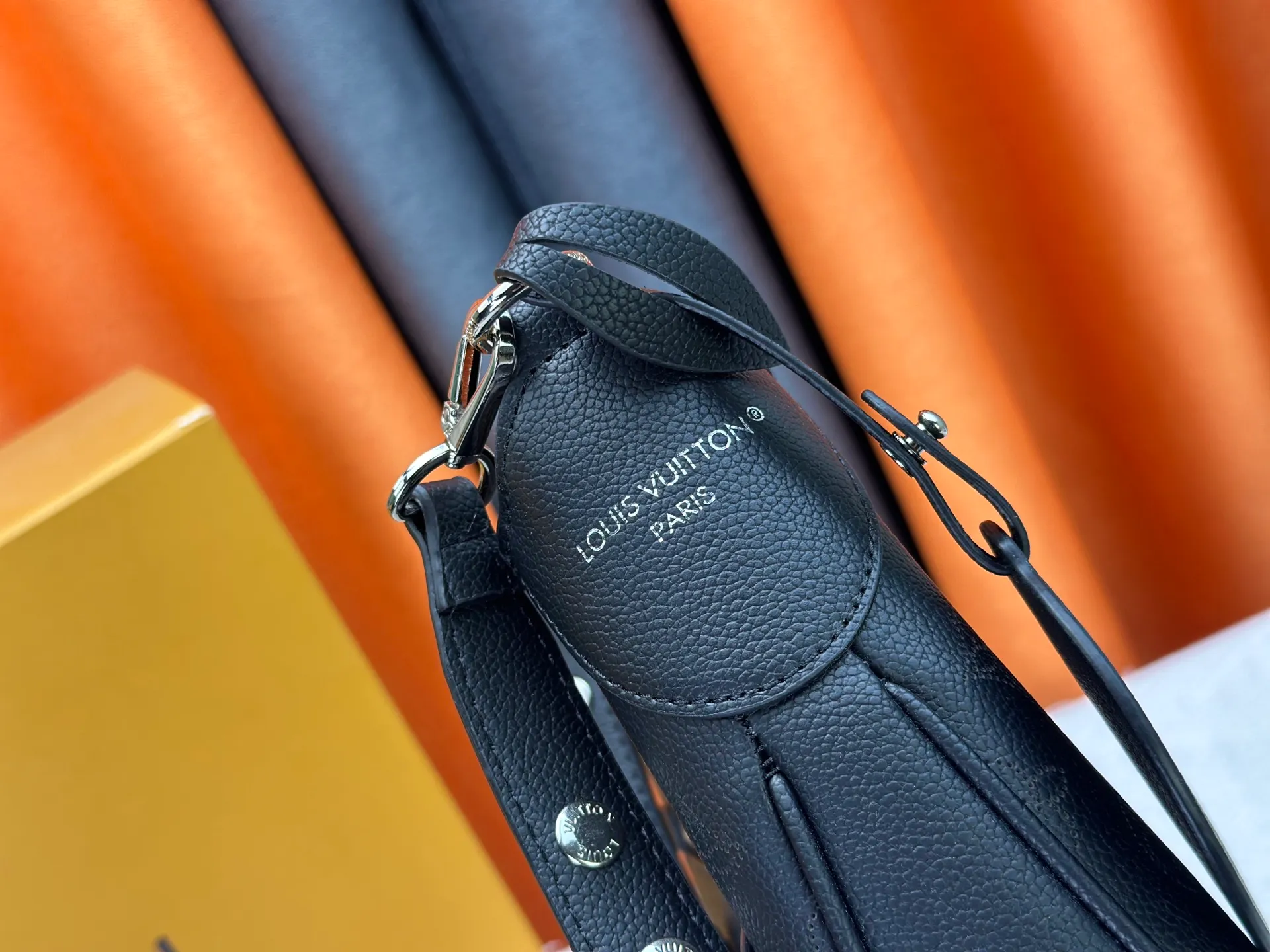 P260 Upgraded from the original M14617. This All Around medium-sized handbag is made of engraved leather tracing the Monogram perforation pattern, and the Yingze padlock magnetic clasp upgrades the classic charm. The LV leather decoration highlights the ingenious details. Whether worn cross-body or on the shoulder, it can elegantly brighten up daily looks. Dimensions: 28.0 x 25.0 x 8.0 cm (length x height x width)