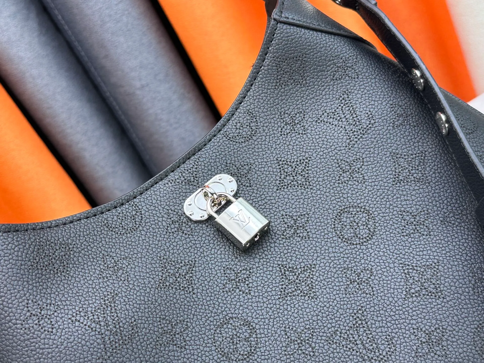 P260 Upgraded from the original M14617. This All Around medium-sized handbag is made of engraved leather tracing the Monogram perforation pattern, and the Yingze padlock magnetic clasp upgrades the classic charm. The LV leather decoration highlights the ingenious details. Whether worn cross-body or on the shoulder, it can elegantly brighten up daily looks. Dimensions: 28.0 x 25.0 x 8.0 cm (length x height x width)