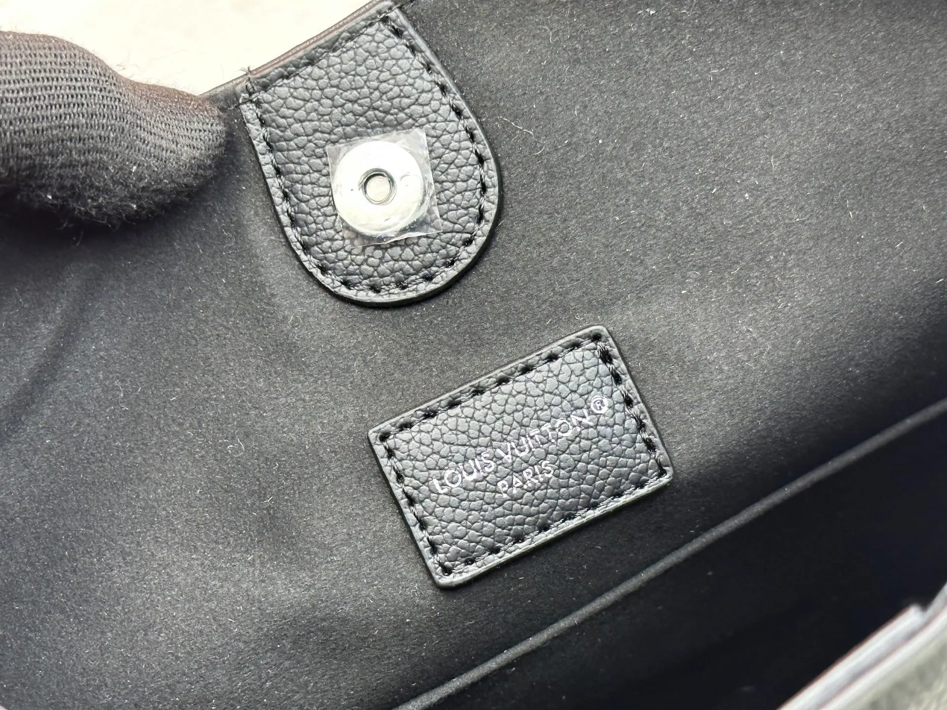 P260 Upgraded from the original M14617. This All Around medium-sized handbag is made of engraved leather tracing the Monogram perforation pattern, and the Yingze padlock magnetic clasp upgrades the classic charm. The LV leather decoration highlights the ingenious details. Whether worn cross-body or on the shoulder, it can elegantly brighten up daily looks. Dimensions: 28.0 x 25.0 x 8.0 cm (length x height x width)