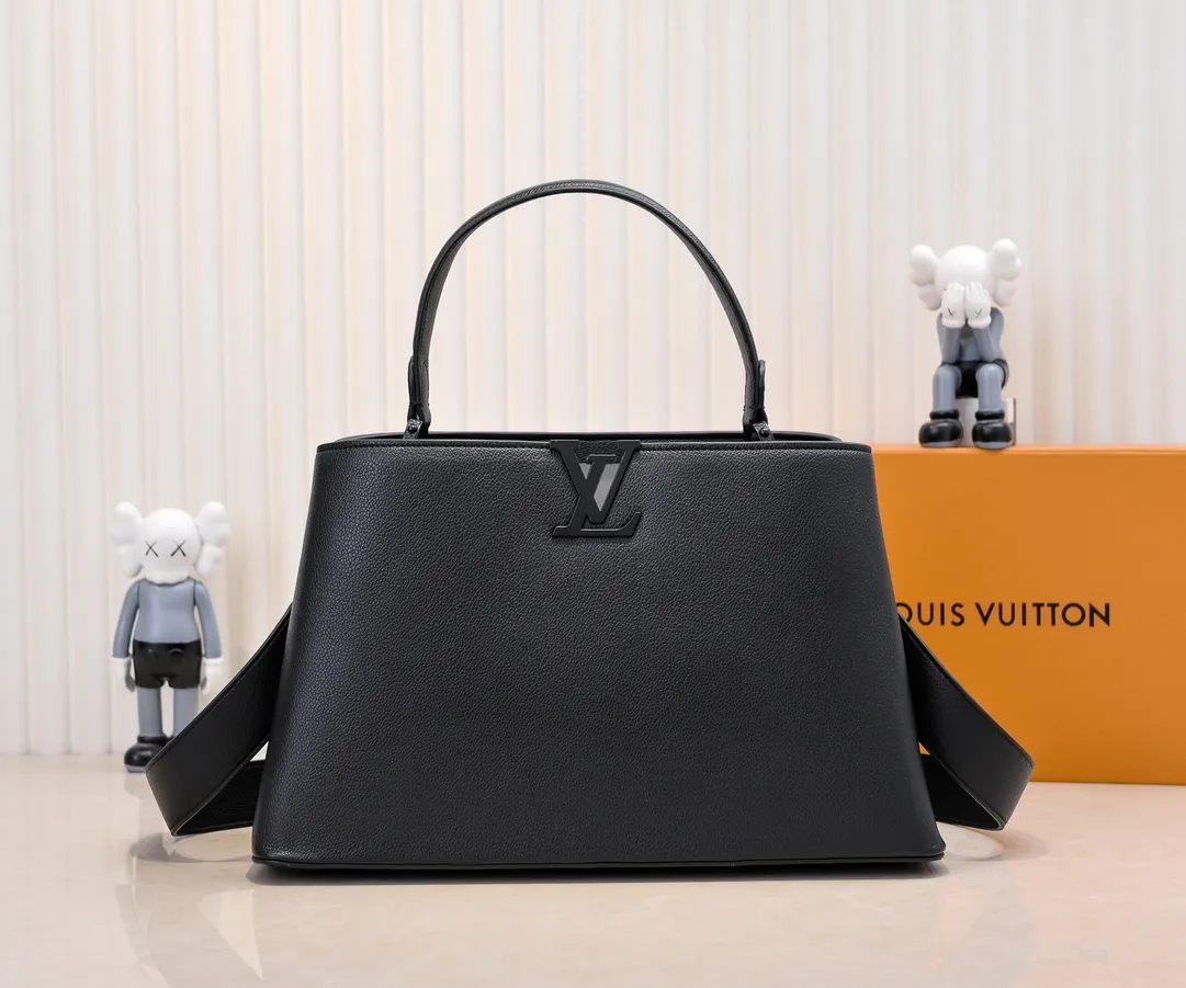 The upgraded version of P440 M24880 black CapucinesSouple large handbag is an enlarged version of the classic design made of matte Taurillon leather and elegant metal parts, with the iconic LV letters. The neat inner layer has multiple pockets that can easily accommodate A4 size documents. Size:38×23×16cm