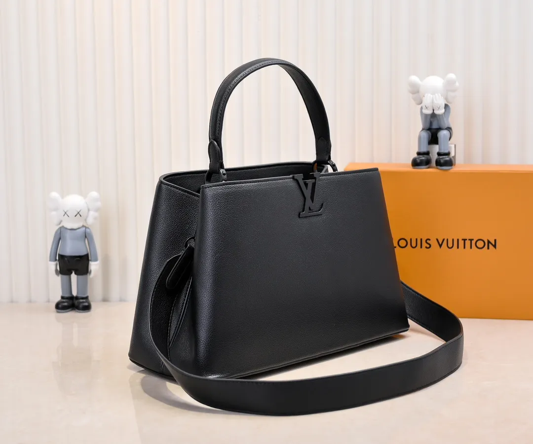 The upgraded version of P440 M24880 black CapucinesSouple large handbag is an enlarged version of the classic design made of matte Taurillon leather and elegant metal parts, with the iconic LV letters. The neat inner layer has multiple pockets that can easily accommodate A4 size documents. Size:38×23×16cm