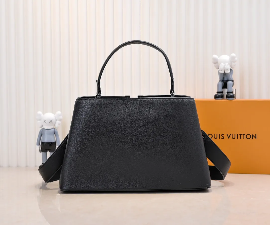 The upgraded version of P440 M24880 black CapucinesSouple large handbag is an enlarged version of the classic design made of matte Taurillon leather and elegant metal parts, with the iconic LV letters. The neat inner layer has multiple pockets that can easily accommodate A4 size documents. Size:38×23×16cm