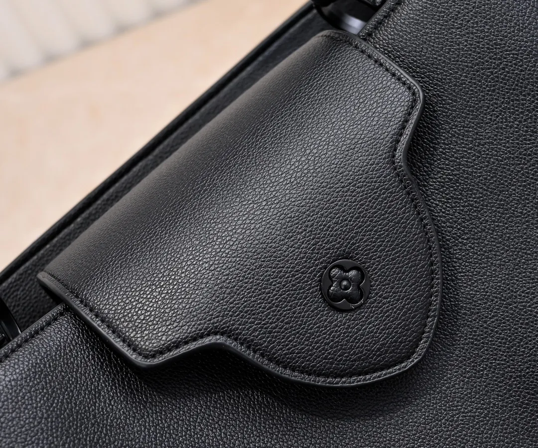 The upgraded version of P440 M24880 black CapucinesSouple large handbag is an enlarged version of the classic design made of matte Taurillon leather and elegant metal parts, with the iconic LV letters. The neat inner layer has multiple pockets that can easily accommodate A4 size documents. Size:38×23×16cm