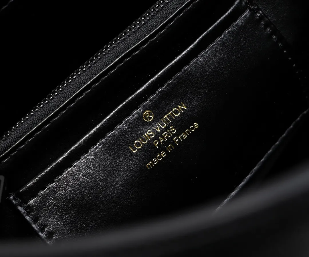 The upgraded version of P440 M24880 black CapucinesSouple large handbag is an enlarged version of the classic design made of matte Taurillon leather and elegant metal parts, with the iconic LV letters. The neat inner layer has multiple pockets that can easily accommodate A4 size documents. Size:38×23×16cm