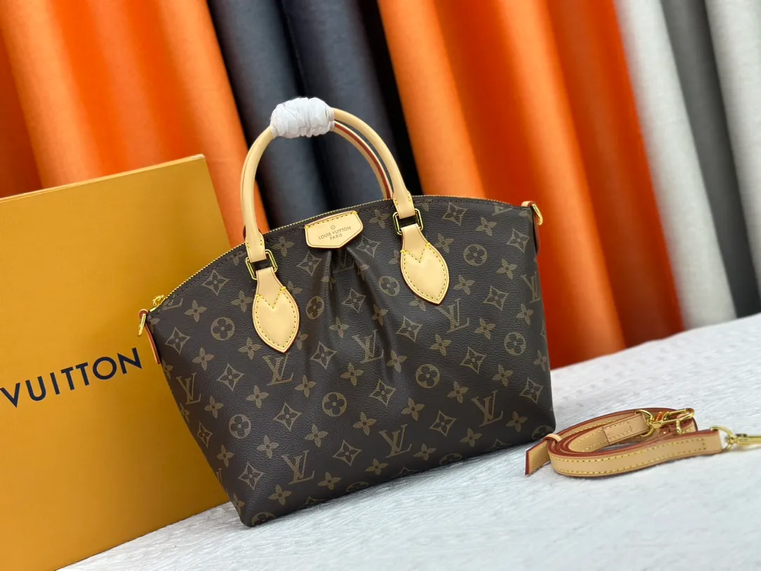 P280 Exclusive real shot - M45986 Small Boétie small zipper tote bag is made of Monogram canvas, leather trim and fabric lining, with padlock and LV embossed leather tag. The soft texture ensures everyday comfort, while dual phone pockets and internal patch pockets add functional details. Detailed features25 x 23 x 14 cm (length x height x width) 1w2021.67