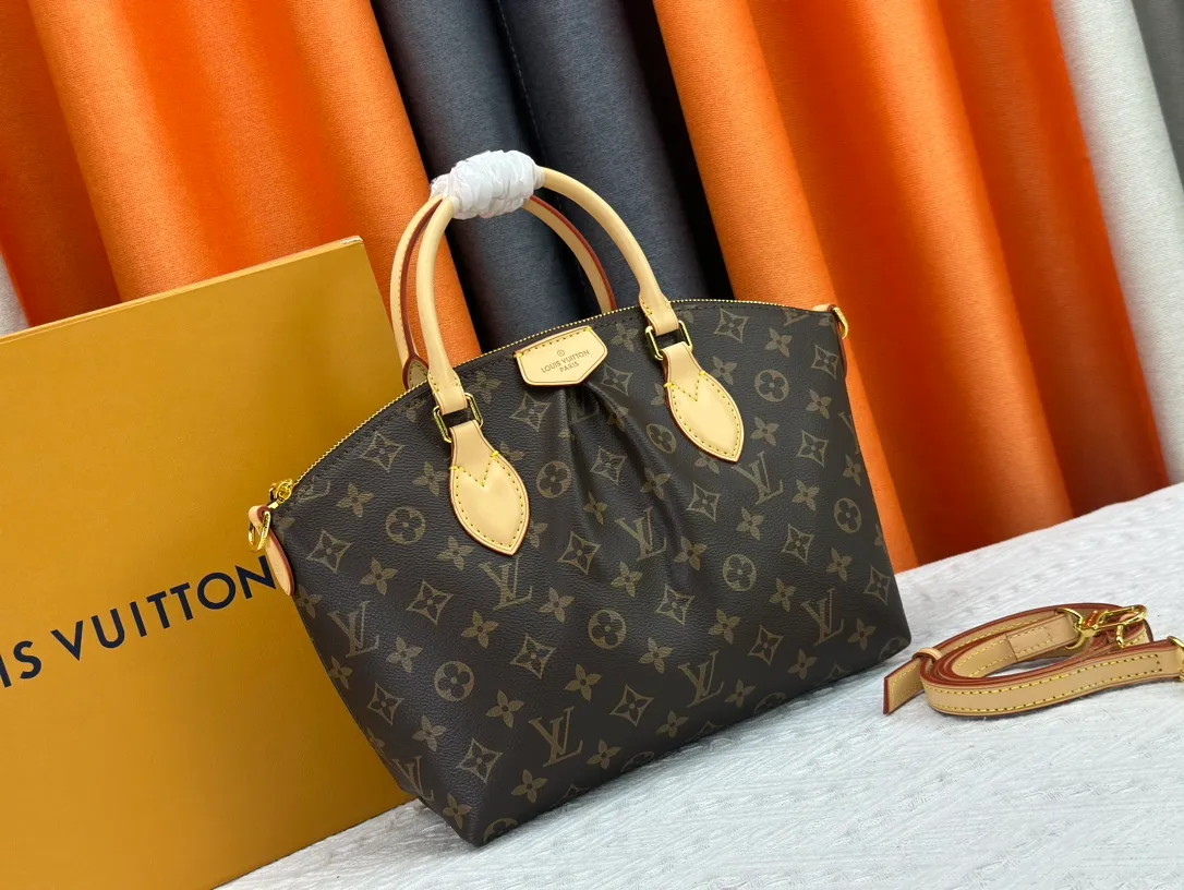 P280 Exclusive real shot - M45986 Small Boétie small zipper tote bag is made of Monogram canvas, leather trim and fabric lining, with padlock and LV embossed leather tag. The soft texture ensures everyday comfort, while dual phone pockets and internal patch pockets add functional details. Detailed features25 x 23 x 14 cm (length x height x width) 1w2021.67