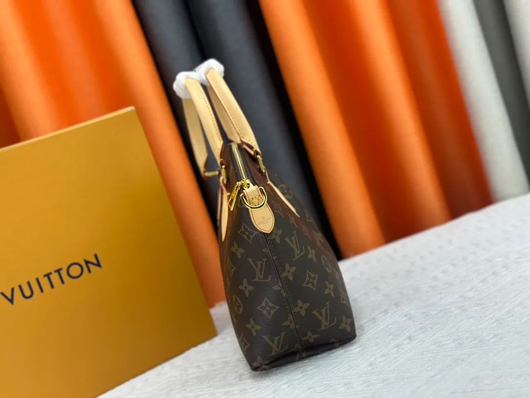 P280 Exclusive real shot - M45986 Small Boétie small zipper tote bag is made of Monogram canvas, leather trim and fabric lining, with padlock and LV embossed leather tag. The soft texture ensures everyday comfort, while dual phone pockets and internal patch pockets add functional details. Detailed features25 x 23 x 14 cm (length x height x width) 1w2021.67