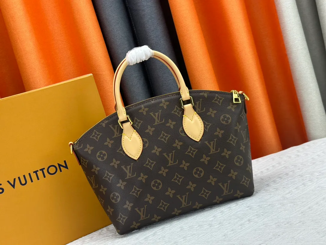 P280 Exclusive real shot - M45986 Small Boétie small zipper tote bag is made of Monogram canvas, leather trim and fabric lining, with padlock and LV embossed leather tag. The soft texture ensures everyday comfort, while dual phone pockets and internal patch pockets add functional details. Detailed features25 x 23 x 14 cm (length x height x width) 1w2021.67