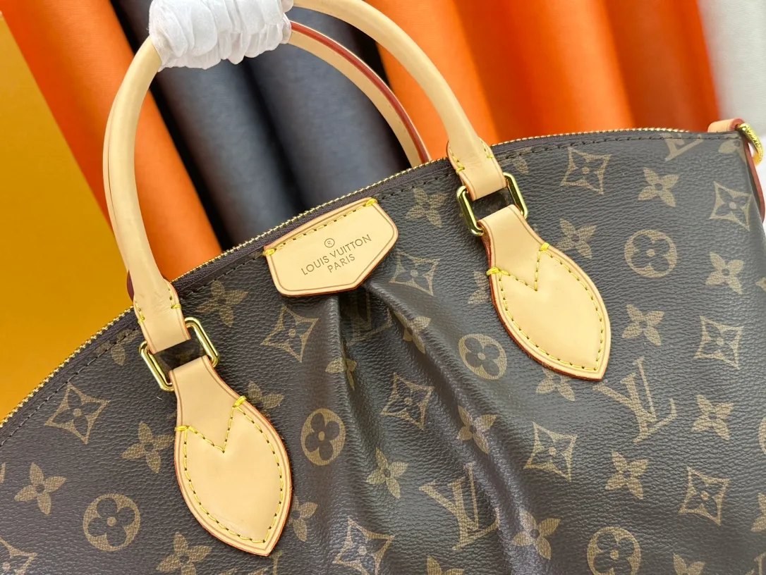 P280 Exclusive real shot - M45986 Small Boétie small zipper tote bag is made of Monogram canvas, leather trim and fabric lining, with padlock and LV embossed leather tag. The soft texture ensures everyday comfort, while dual phone pockets and internal patch pockets add functional details. Detailed features25 x 23 x 14 cm (length x height x width) 1w2021.67