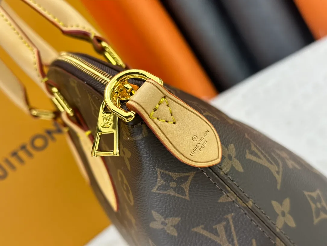 P280 Exclusive real shot - M45986 Small Boétie small zipper tote bag is made of Monogram canvas, leather trim and fabric lining, with padlock and LV embossed leather tag. The soft texture ensures everyday comfort, while dual phone pockets and internal patch pockets add functional details. Detailed features25 x 23 x 14 cm (length x height x width) 1w2021.67
