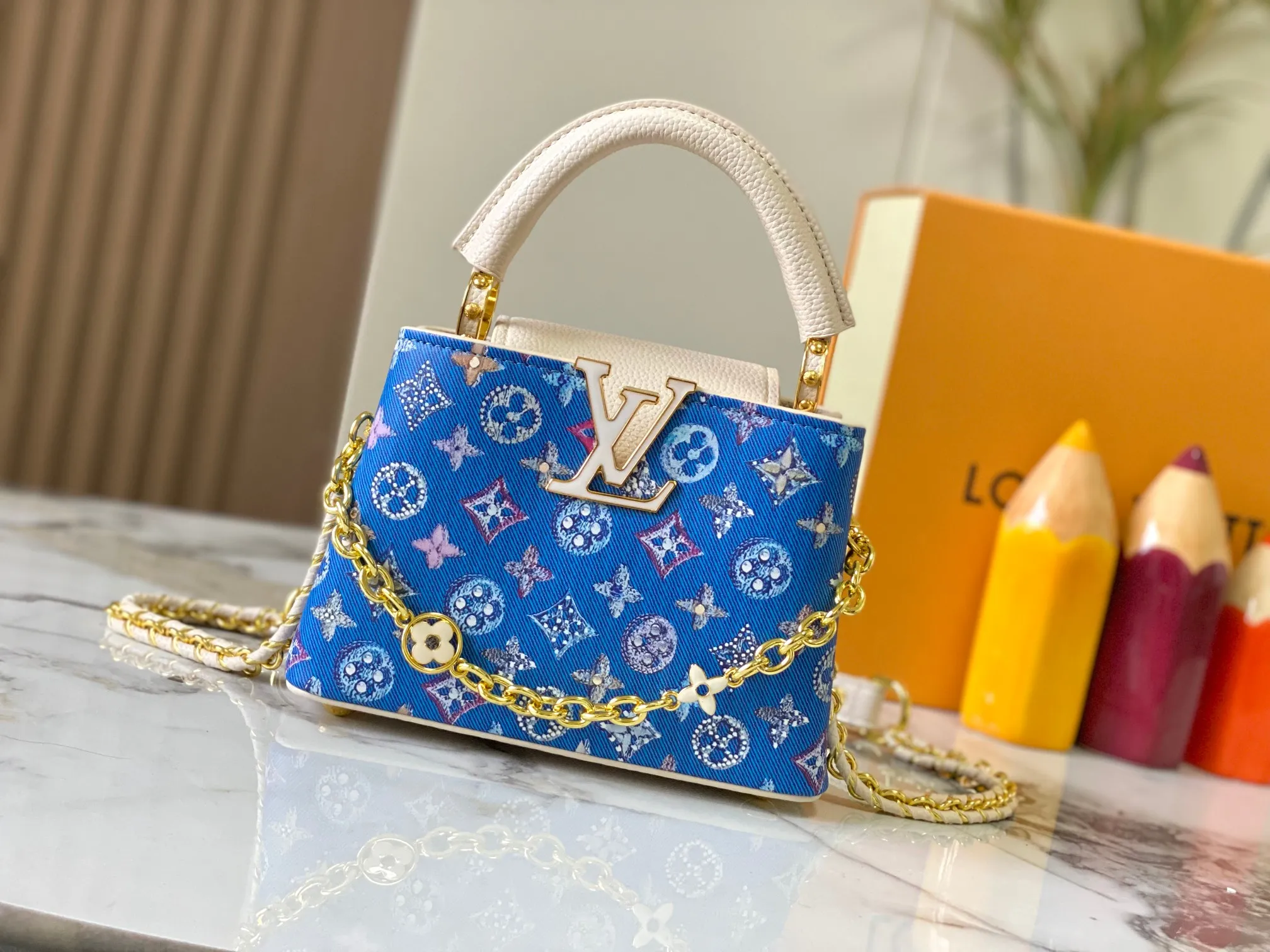 p420 [Guangzhou top quality original] M12947 This Capucines mini handbag is made of Monogram denim embroidered with beads and decorative threads, with LV letters and woven chains infused with metallic edges, and decorated with contrasting leather trim. The flip cover can be placed externally or internally, and the neat inner layer and multiple carrying methods complete the functional details.  21x 14 x 8.0 cm (length x height x width)