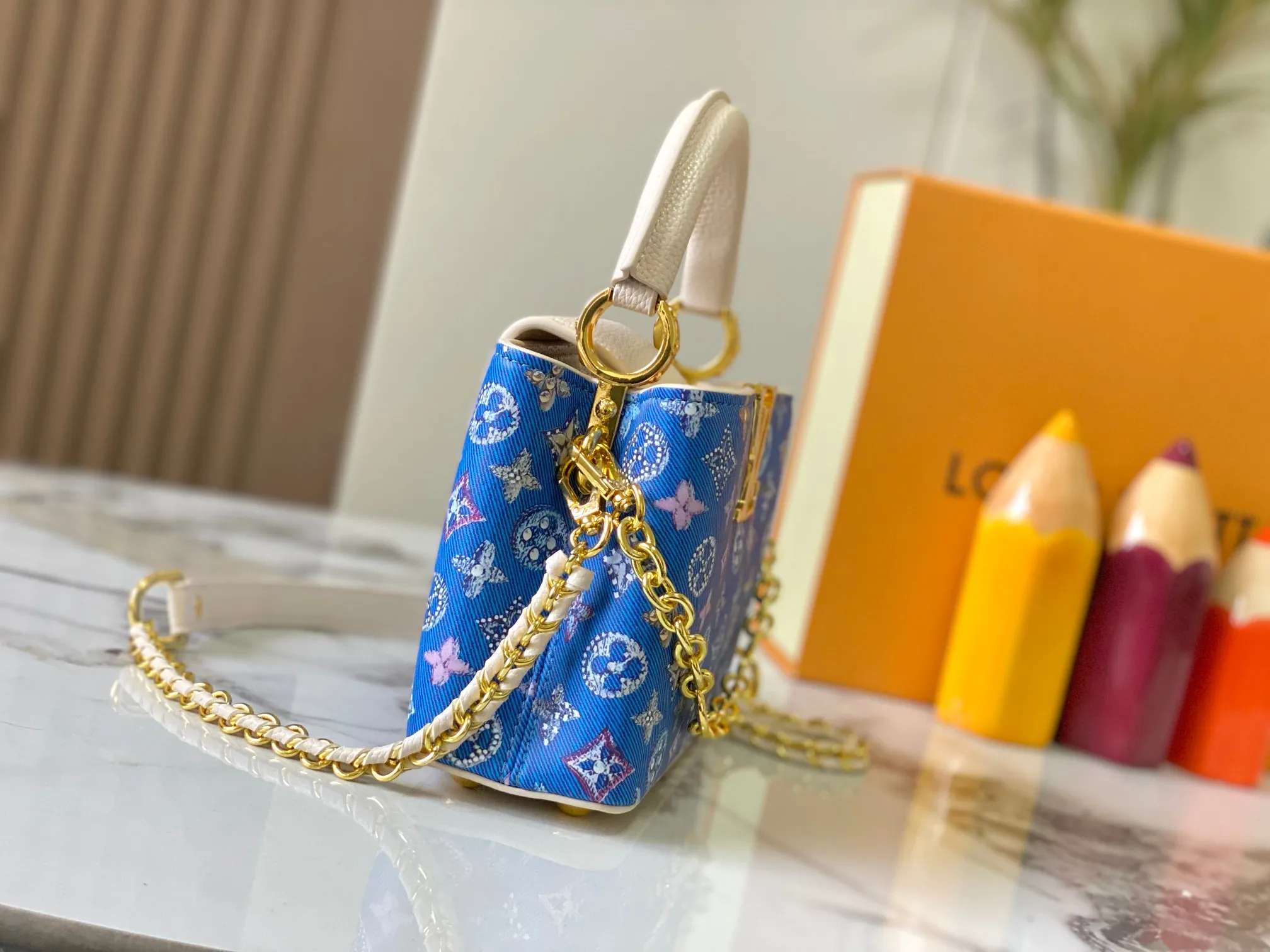 p420 [Guangzhou top quality original] M12947 This Capucines mini handbag is made of Monogram denim embroidered with beads and decorative threads, with LV letters and woven chains infused with metallic edges, and decorated with contrasting leather trim. The flip cover can be placed externally or internally, and the neat inner layer and multiple carrying methods complete the functional details.  21x 14 x 8.0 cm (length x height x width)