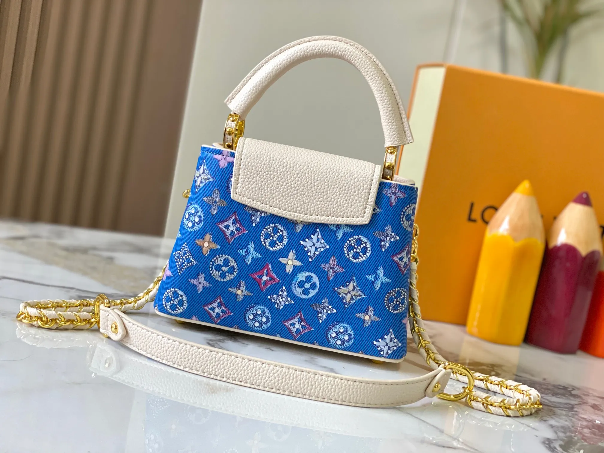 p420 [Guangzhou top quality original] M12947 This Capucines mini handbag is made of Monogram denim embroidered with beads and decorative threads, with LV letters and woven chains infused with metallic edges, and decorated with contrasting leather trim. The flip cover can be placed externally or internally, and the neat inner layer and multiple carrying methods complete the functional details.  21x 14 x 8.0 cm (length x height x width)