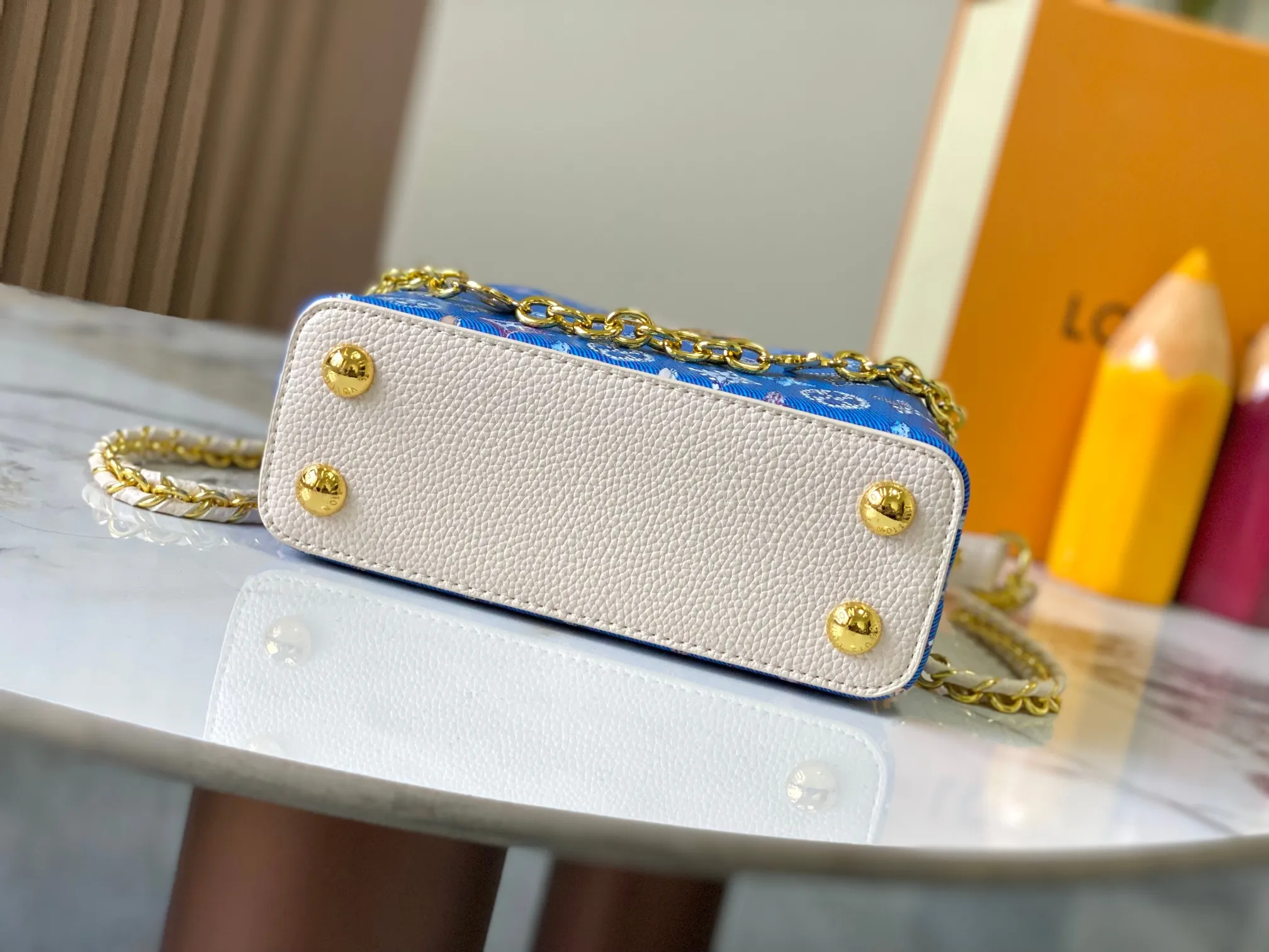 p420 [Guangzhou top quality original] M12947 This Capucines mini handbag is made of Monogram denim embroidered with beads and decorative threads, with LV letters and woven chains infused with metallic edges, and decorated with contrasting leather trim. The flip cover can be placed externally or internally, and the neat inner layer and multiple carrying methods complete the functional details.  21x 14 x 8.0 cm (length x height x width)