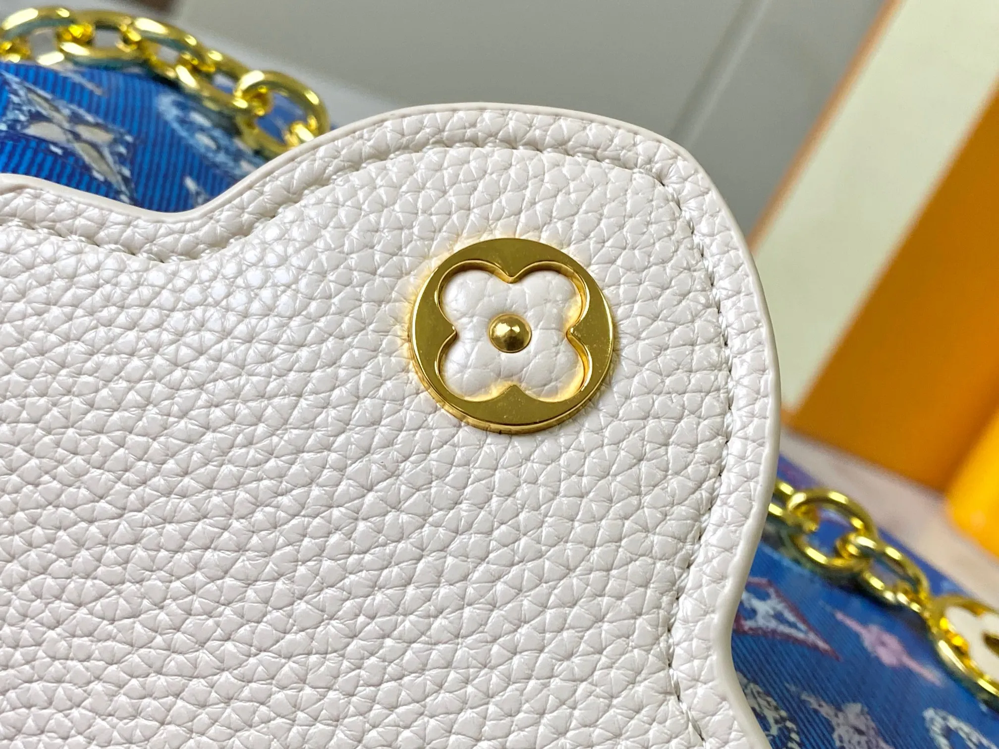 p420 [Guangzhou top quality original] M12947 This Capucines mini handbag is made of Monogram denim embroidered with beads and decorative threads, with LV letters and woven chains infused with metallic edges, and decorated with contrasting leather trim. The flip cover can be placed externally or internally, and the neat inner layer and multiple carrying methods complete the functional details.  21x 14 x 8.0 cm (length x height x width)