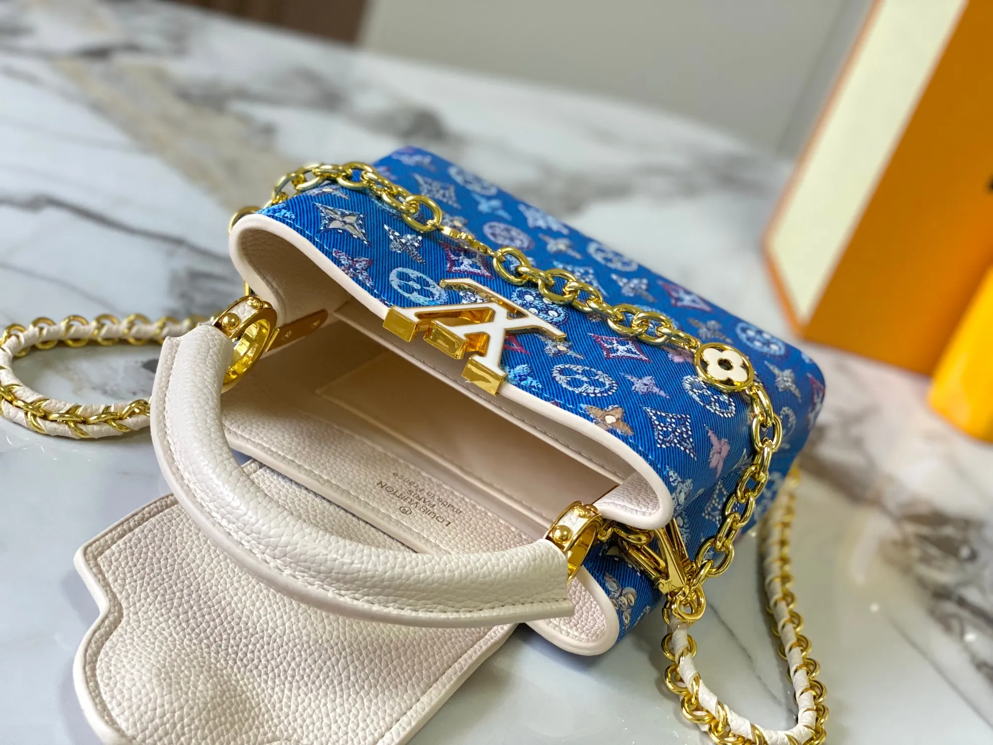 p420 [Guangzhou top quality original] M12947 This Capucines mini handbag is made of Monogram denim embroidered with beads and decorative threads, with LV letters and woven chains infused with metallic edges, and decorated with contrasting leather trim. The flip cover can be placed externally or internally, and the neat inner layer and multiple carrying methods complete the functional details.  21x 14 x 8.0 cm (length x height x width)