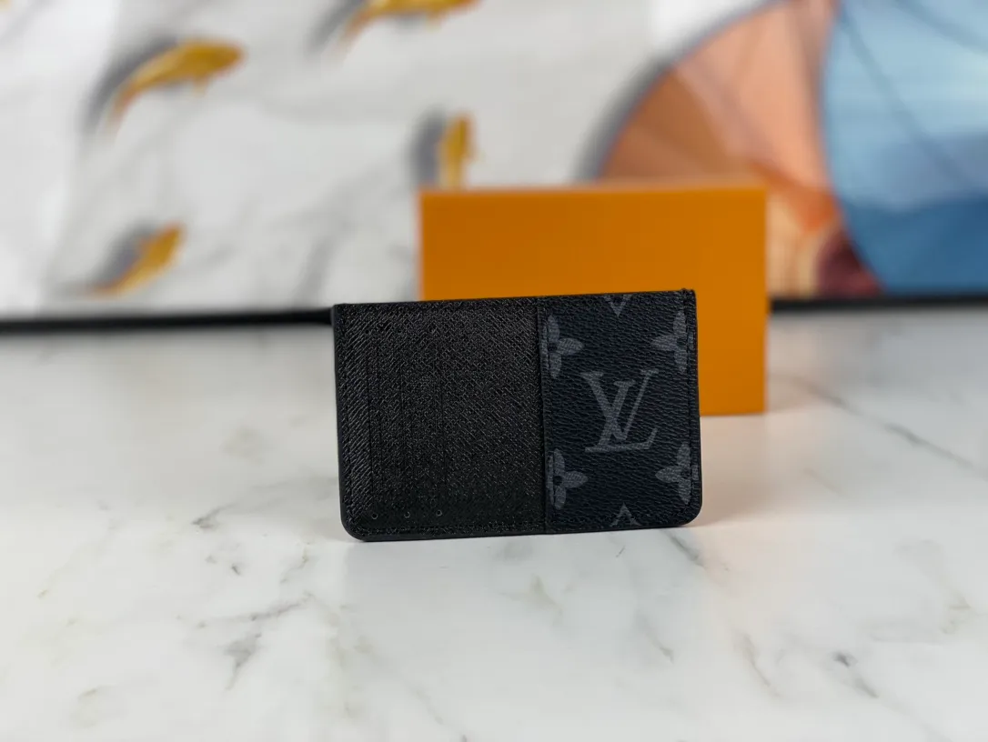 💰90💰M60166👏👏The Neo card holder made of Monogram Macassar canvas is the first choice for carrying important cards. Cowhide leather trim makes the classic Louis Vuitton pattern even more eye-catching. Dimensions: 11.0 x 7.0 x 0.6 cm