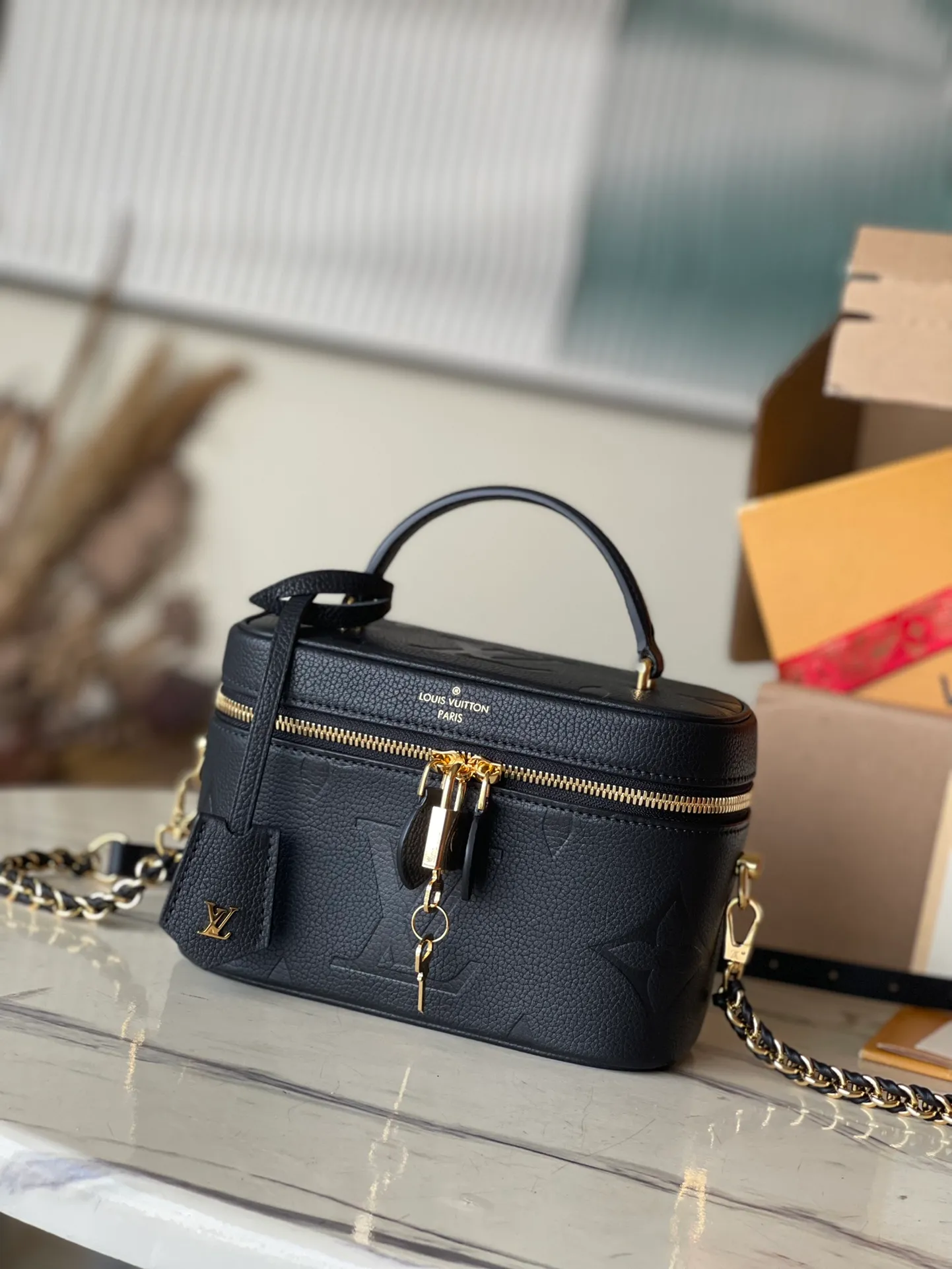 💰1160 (top layer leather) top original order M45598. Support counter inspection. The photos taken of duty-free goods are consistent with the product without opening the packaging. This product is an exclusive duty-free product in the market and is the highest-end product. Inspection is supported. This product has passed strict inspection and is flawless. Please wear gloves when touching the product. This product is not returnable or exchangeable. Please confirm the product first and then remove the label on the handle. This product is temporarily not open to the public, only regular customers, and is in short supply. Dimensions: 19 x 13 x 11 cm