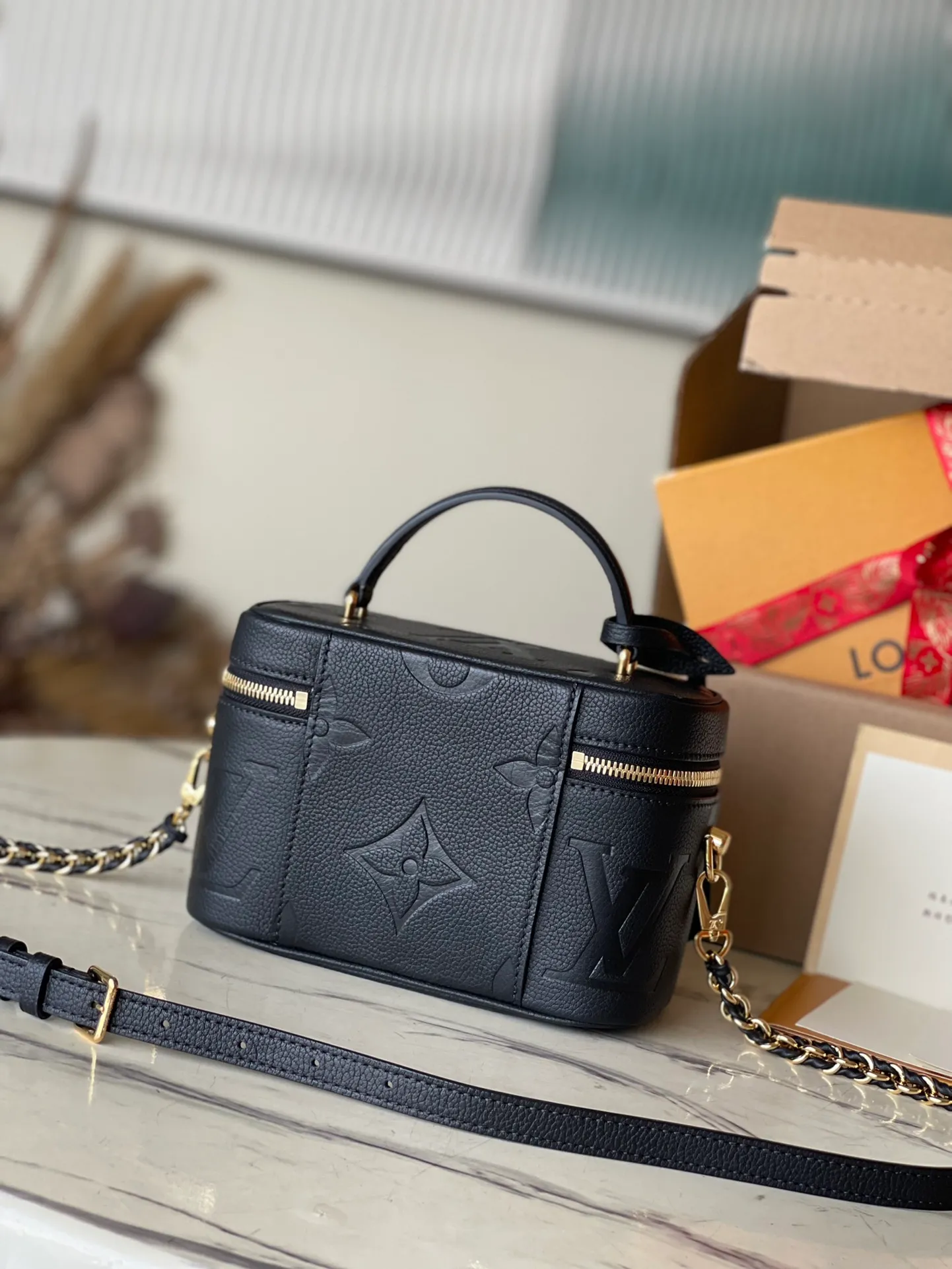 💰1160 (top layer leather) top original order M45598. Support counter inspection. The photos taken of duty-free goods are consistent with the product without opening the packaging. This product is an exclusive duty-free product in the market and is the highest-end product. Inspection is supported. This product has passed strict inspection and is flawless. Please wear gloves when touching the product. This product is not returnable or exchangeable. Please confirm the product first and then remove the label on the handle. This product is temporarily not open to the public, only regular customers, and is in short supply. Dimensions: 19 x 13 x 11 cm