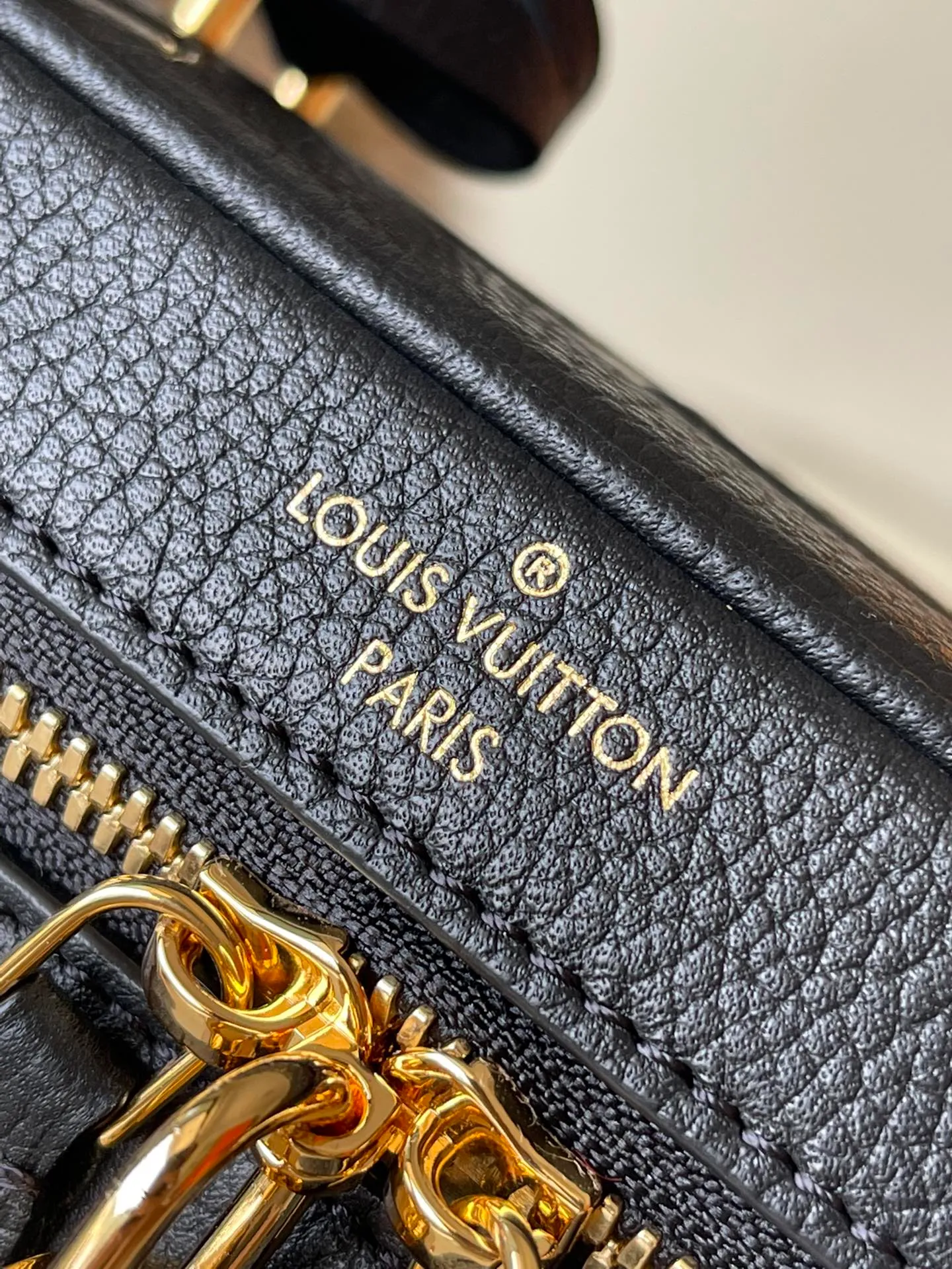 💰1160 (top layer leather) top original order M45598. Support counter inspection. The photos taken of duty-free goods are consistent with the product without opening the packaging. This product is an exclusive duty-free product in the market and is the highest-end product. Inspection is supported. This product has passed strict inspection and is flawless. Please wear gloves when touching the product. This product is not returnable or exchangeable. Please confirm the product first and then remove the label on the handle. This product is temporarily not open to the public, only regular customers, and is in short supply. Dimensions: 19 x 13 x 11 cm