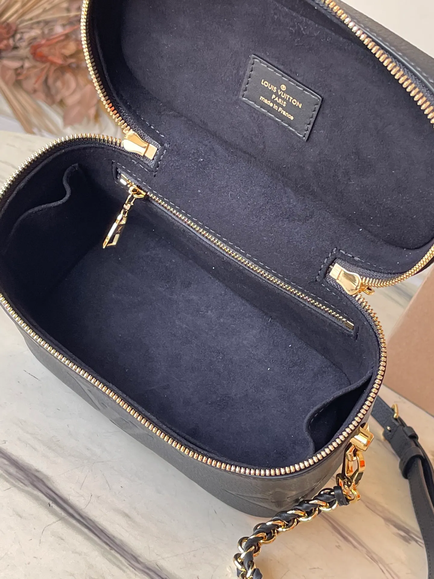 💰1160 (top layer leather) top original order M45598. Support counter inspection. The photos taken of duty-free goods are consistent with the product without opening the packaging. This product is an exclusive duty-free product in the market and is the highest-end product. Inspection is supported. This product has passed strict inspection and is flawless. Please wear gloves when touching the product. This product is not returnable or exchangeable. Please confirm the product first and then remove the label on the handle. This product is temporarily not open to the public, only regular customers, and is in short supply. Dimensions: 19 x 13 x 11 cm