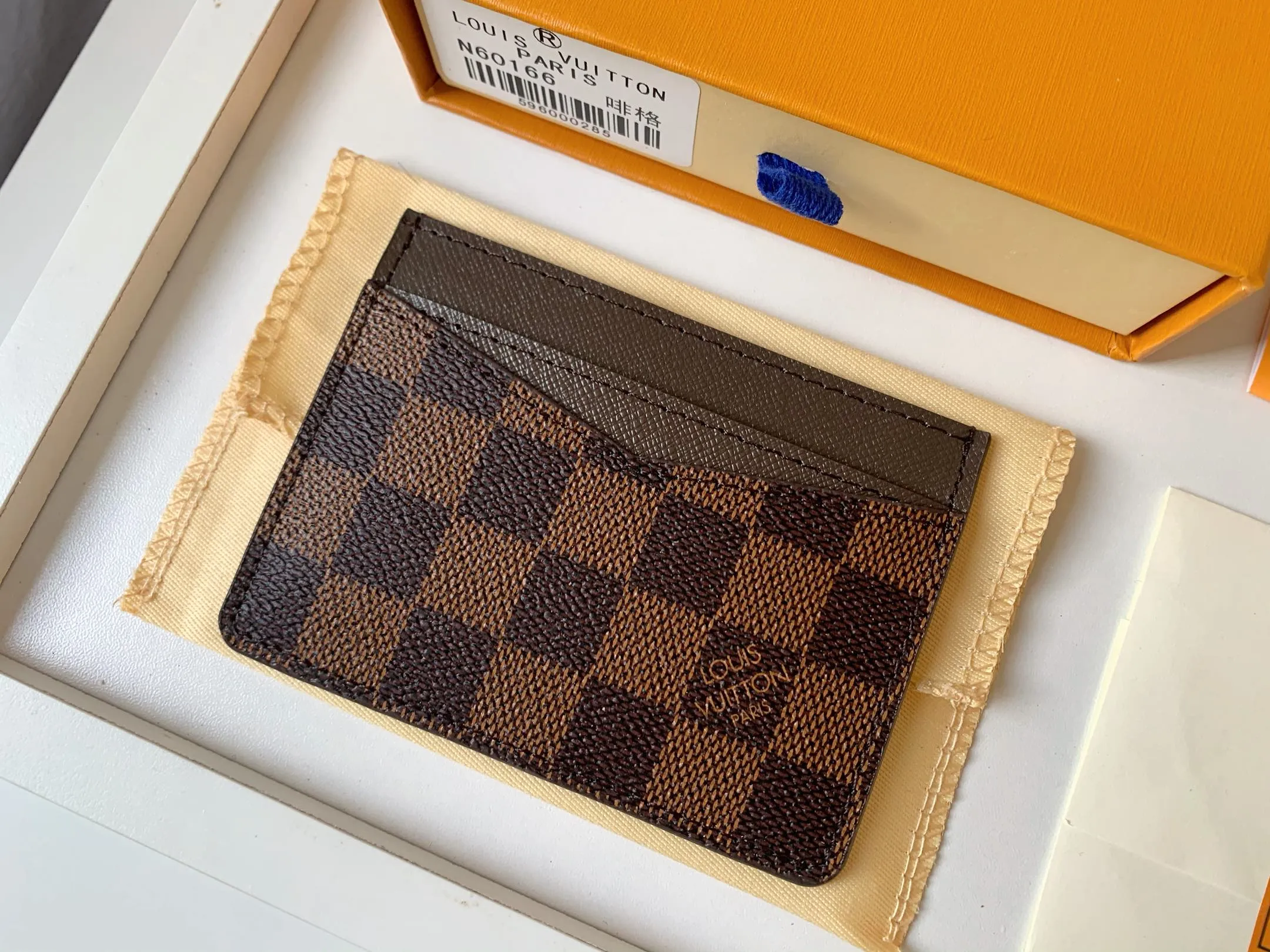 💰80 💎Card Holder Neo Card Holder made of Monogram Macassar canvas is the first choice for carrying important cards. Black leather trim makes the classic Louis Vuitton pattern even more eye-catching. Model: M60166. Size: 7.5*12