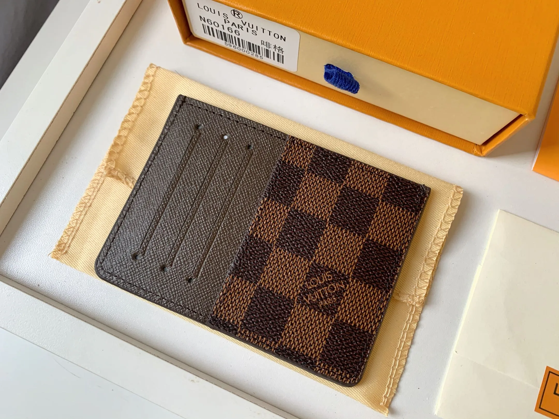 💰80 💎Card Holder Neo Card Holder made of Monogram Macassar canvas is the first choice for carrying important cards. Black leather trim makes the classic Louis Vuitton pattern even more eye-catching. Model: M60166. Size: 7.5*12