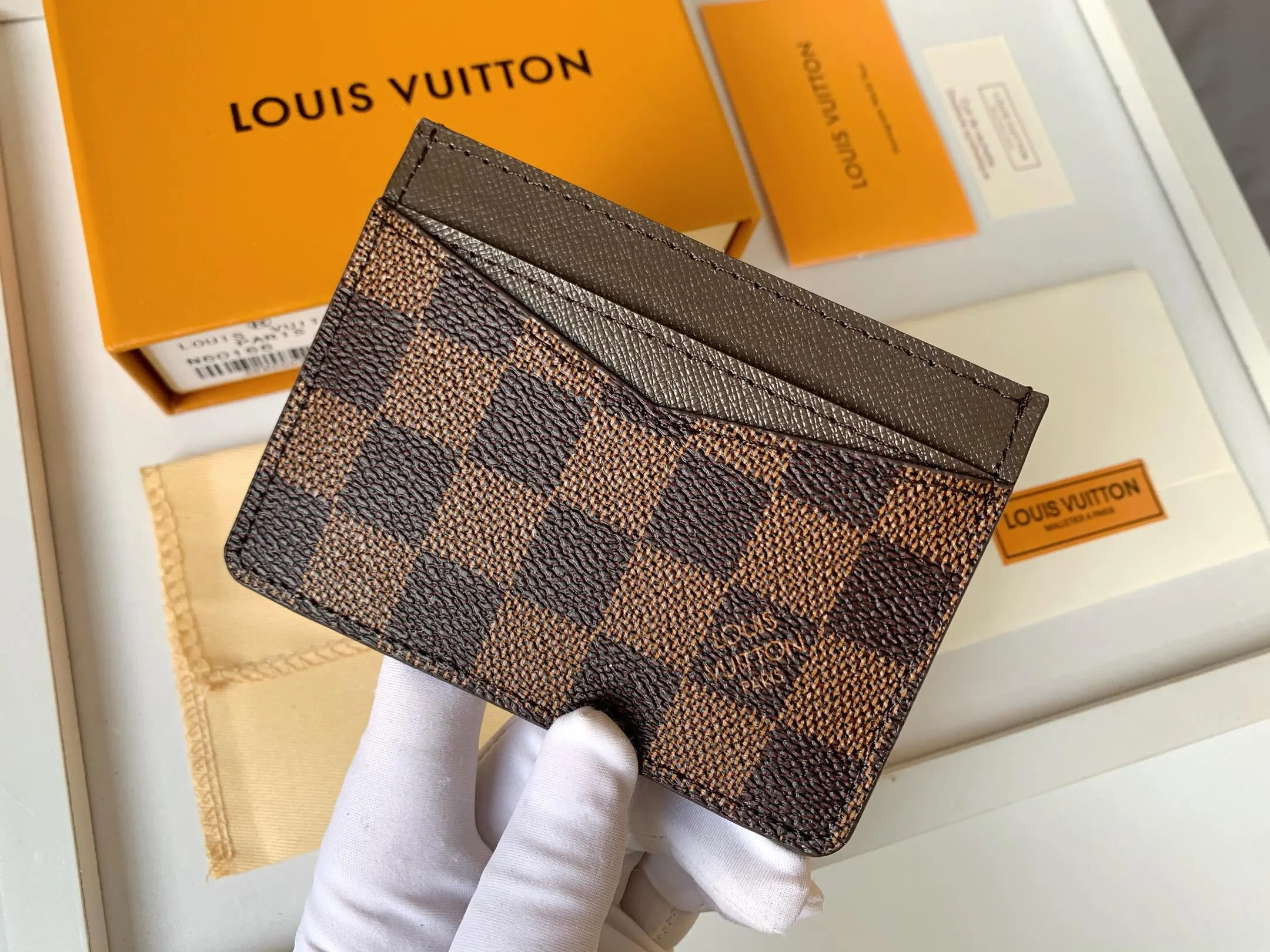 💰80 💎Card Holder Neo Card Holder made of Monogram Macassar canvas is the first choice for carrying important cards. Black leather trim makes the classic Louis Vuitton pattern even more eye-catching. Model: M60166. Size: 7.5*12