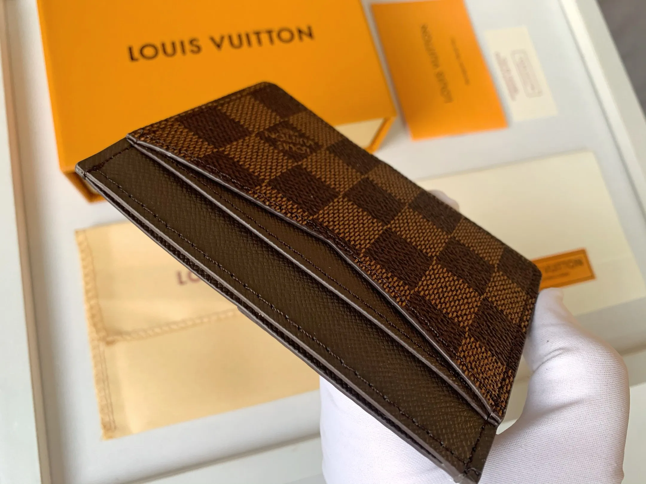 💰80 💎Card Holder Neo Card Holder made of Monogram Macassar canvas is the first choice for carrying important cards. Black leather trim makes the classic Louis Vuitton pattern even more eye-catching. Model: M60166. Size: 7.5*12
