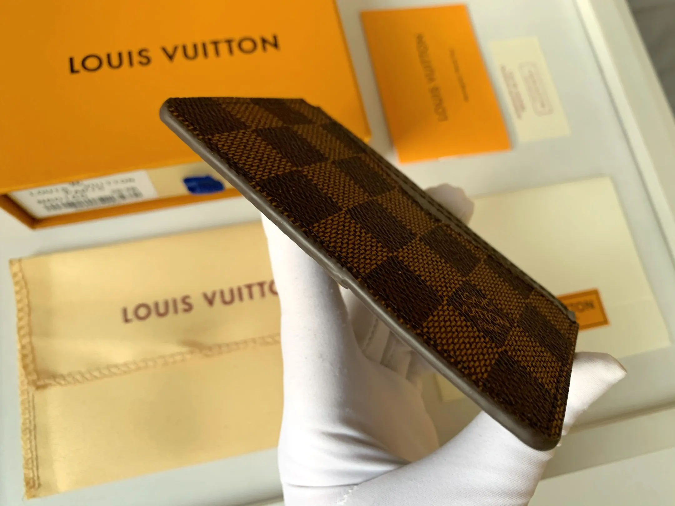 💰80 💎Card Holder Neo Card Holder made of Monogram Macassar canvas is the first choice for carrying important cards. Black leather trim makes the classic Louis Vuitton pattern even more eye-catching. Model: M60166. Size: 7.5*12