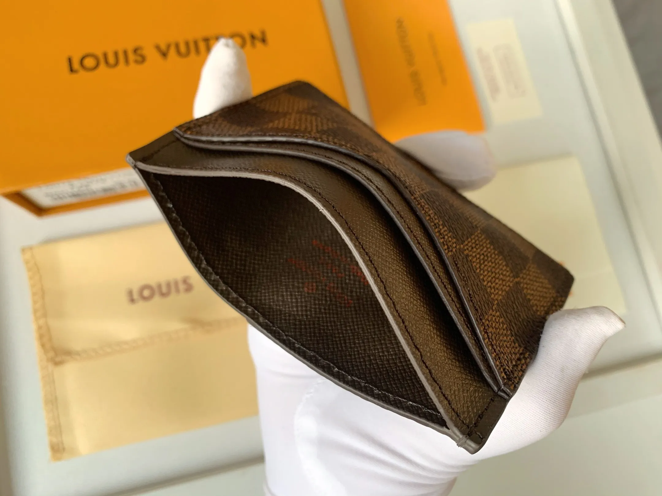 💰80 💎Card Holder Neo Card Holder made of Monogram Macassar canvas is the first choice for carrying important cards. Black leather trim makes the classic Louis Vuitton pattern even more eye-catching. Model: M60166. Size: 7.5*12