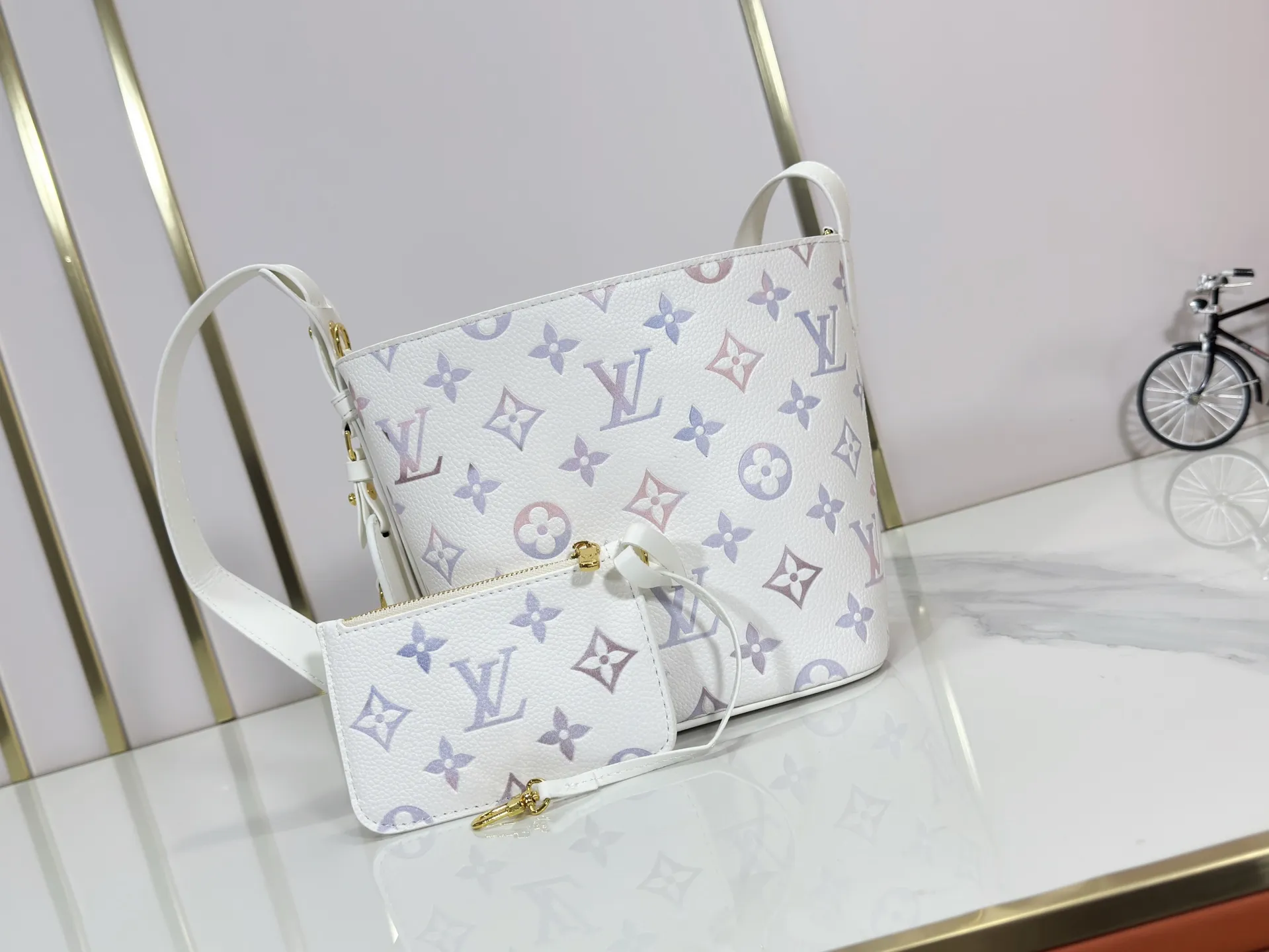 P220 Upgraded original version M25543, M14416, M12925 M25673 This All In BB handbag is from the Low Key series. It is made of grained cow leather to create a compact bucket bag configuration, which can be carried in a variety of ways for day and night occasions. The distressed metal pieces convey a retro feel, while the padlock and detachable Monogram pocket highlight the brand's style. Size: 16*12*18cm