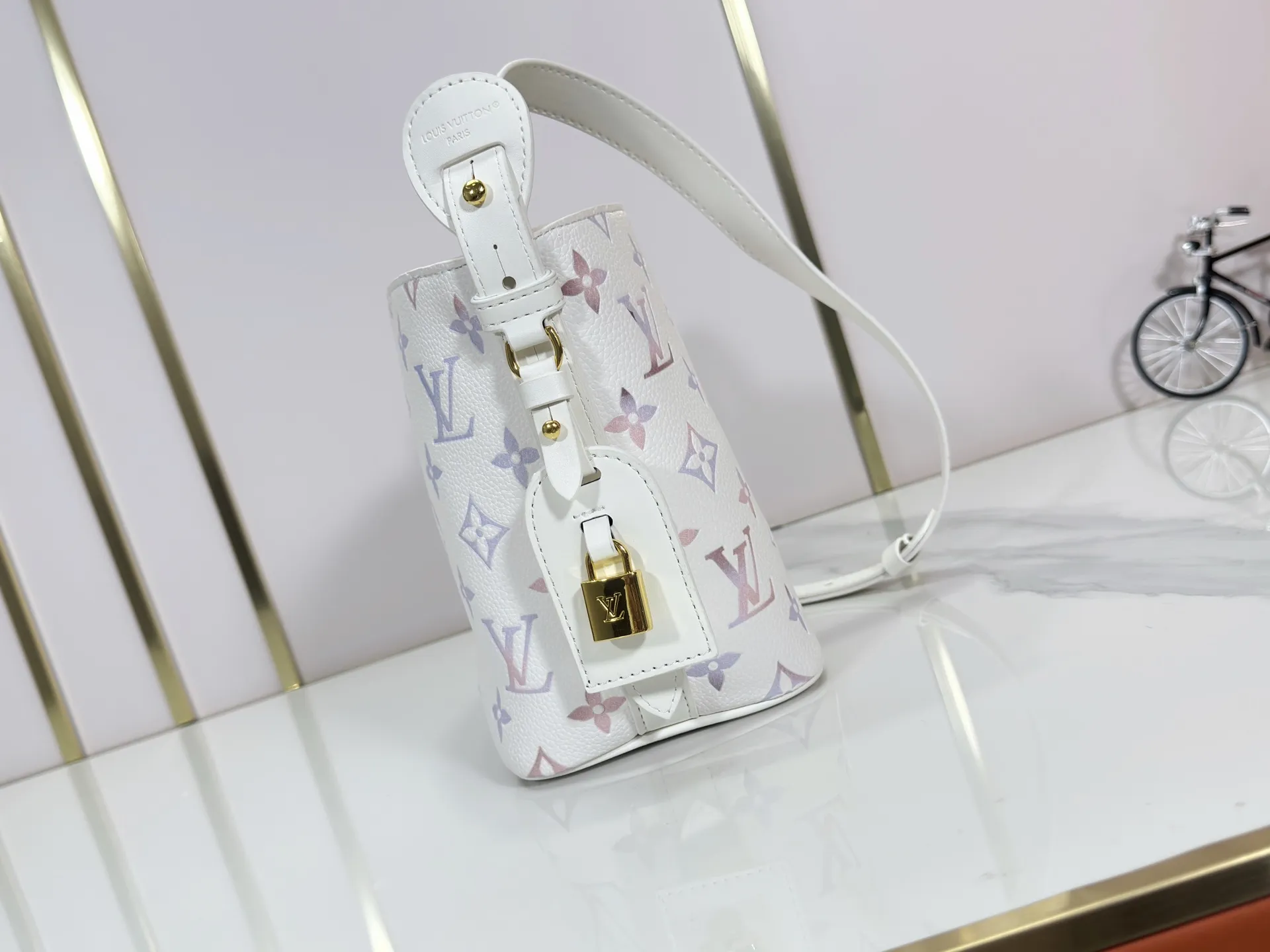 P220 Upgraded original version M25543, M14416, M12925 M25673 This All In BB handbag is from the Low Key series. It is made of grained cow leather to create a compact bucket bag configuration, which can be carried in a variety of ways for day and night occasions. The distressed metal pieces convey a retro feel, while the padlock and detachable Monogram pocket highlight the brand's style. Size: 16*12*18cm