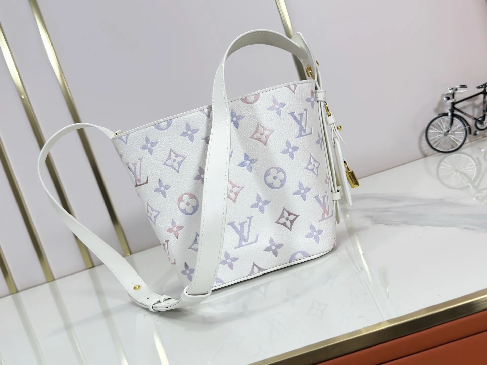 P220 Upgraded original version M25543, M14416, M12925 M25673 This All In BB handbag is from the Low Key series. It is made of grained cow leather to create a compact bucket bag configuration, which can be carried in a variety of ways for day and night occasions. The distressed metal pieces convey a retro feel, while the padlock and detachable Monogram pocket highlight the brand's style. Size: 16*12*18cm