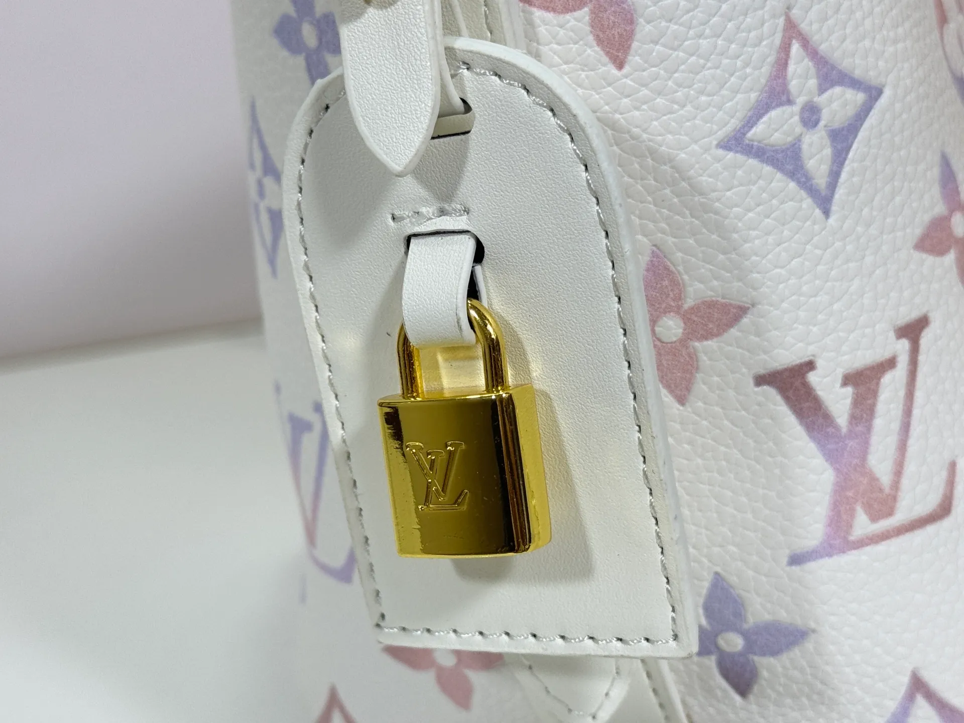P220 Upgraded original version M25543, M14416, M12925 M25673 This All In BB handbag is from the Low Key series. It is made of grained cow leather to create a compact bucket bag configuration, which can be carried in a variety of ways for day and night occasions. The distressed metal pieces convey a retro feel, while the padlock and detachable Monogram pocket highlight the brand's style. Size: 16*12*18cm