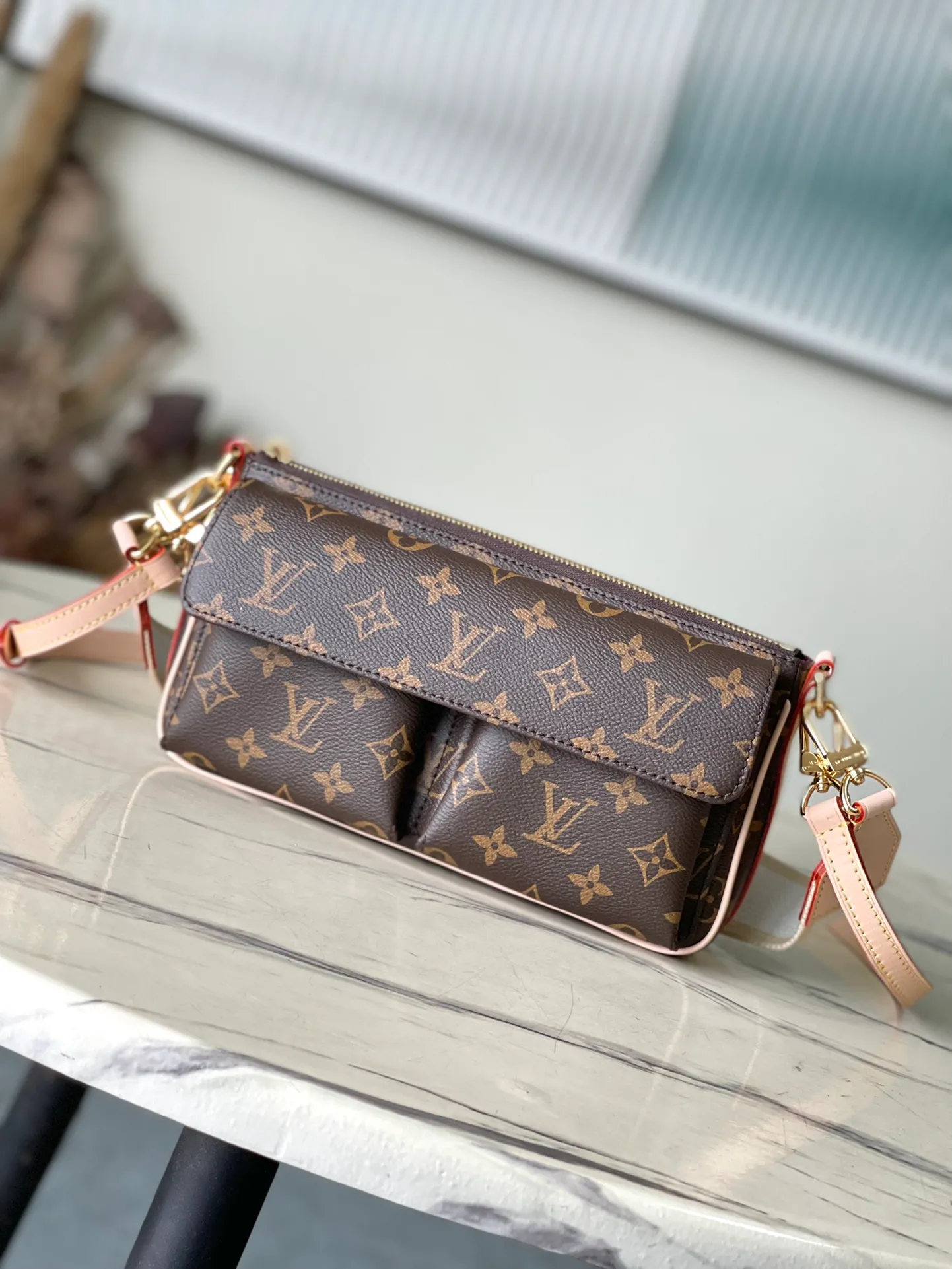 💰860 Top Original M46999 Vibe handbag draws inspiration from the Viva-cite handbag created by the brand in 2003, using Monogram canvas to create a tight structure. The internal and external pockets make it a perfect choice, and the leather shoulder straps and short fabric straps with the LV Circle logo allow for a variety of carrying options. Dimensions: 25 × 15 × 8 cm