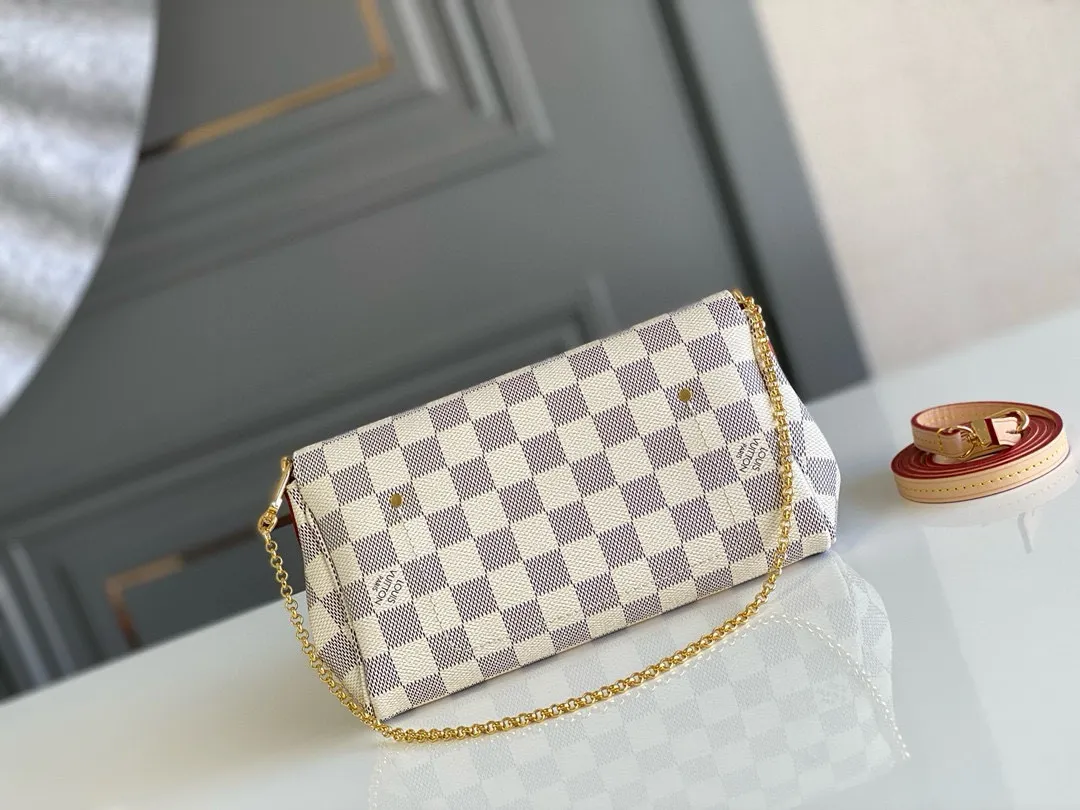 💰600 Top original item N41277 FAVORITE MM This Favorite MM handbag is the darling of fashionable women. It is sewn with bright Damier Azur canvas and is suitable for both morning and evening occasions. The bag can be used as a clutch, or can be carried as a short shoulder bag using the gold chain strap, while the leather shoulder strap can be easily carried cross-body. An engraved metal plaque on the front conceals a clever magnetic closure for safe access. Details 24x 14x 4 cm (length x height x width) Damier Azur coated canvas Natural cowhide leather trim Textile lining Gold-tone hardware Magnetic flap closure Internal patch pocket Shoulder strap: non-detachable, not adjustable Strap height: 52.0 cm Chain strap: detachable