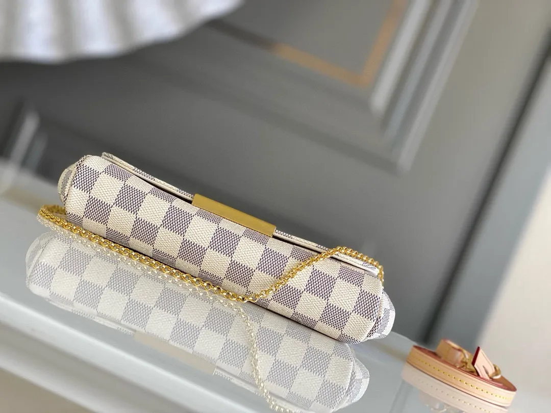 💰600 Top original item N41277 FAVORITE MM This Favorite MM handbag is the darling of fashionable women. It is sewn with bright Damier Azur canvas and is suitable for both morning and evening occasions. The bag can be used as a clutch, or can be carried as a short shoulder bag using the gold chain strap, while the leather shoulder strap can be easily carried cross-body. An engraved metal plaque on the front conceals a clever magnetic closure for safe access. Details 24x 14x 4 cm (length x height x width) Damier Azur coated canvas Natural cowhide leather trim Textile lining Gold-tone hardware Magnetic flap closure Internal patch pocket Shoulder strap: non-detachable, not adjustable Strap height: 52.0 cm Chain strap: detachable
