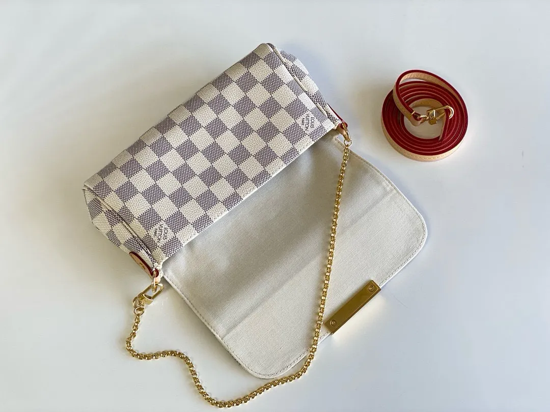 💰600 Top original item N41277 FAVORITE MM This Favorite MM handbag is the darling of fashionable women. It is sewn with bright Damier Azur canvas and is suitable for both morning and evening occasions. The bag can be used as a clutch, or can be carried as a short shoulder bag using the gold chain strap, while the leather shoulder strap can be easily carried cross-body. An engraved metal plaque on the front conceals a clever magnetic closure for safe access. Details 24x 14x 4 cm (length x height x width) Damier Azur coated canvas Natural cowhide leather trim Textile lining Gold-tone hardware Magnetic flap closure Internal patch pocket Shoulder strap: non-detachable, not adjustable Strap height: 52.0 cm Chain strap: detachable