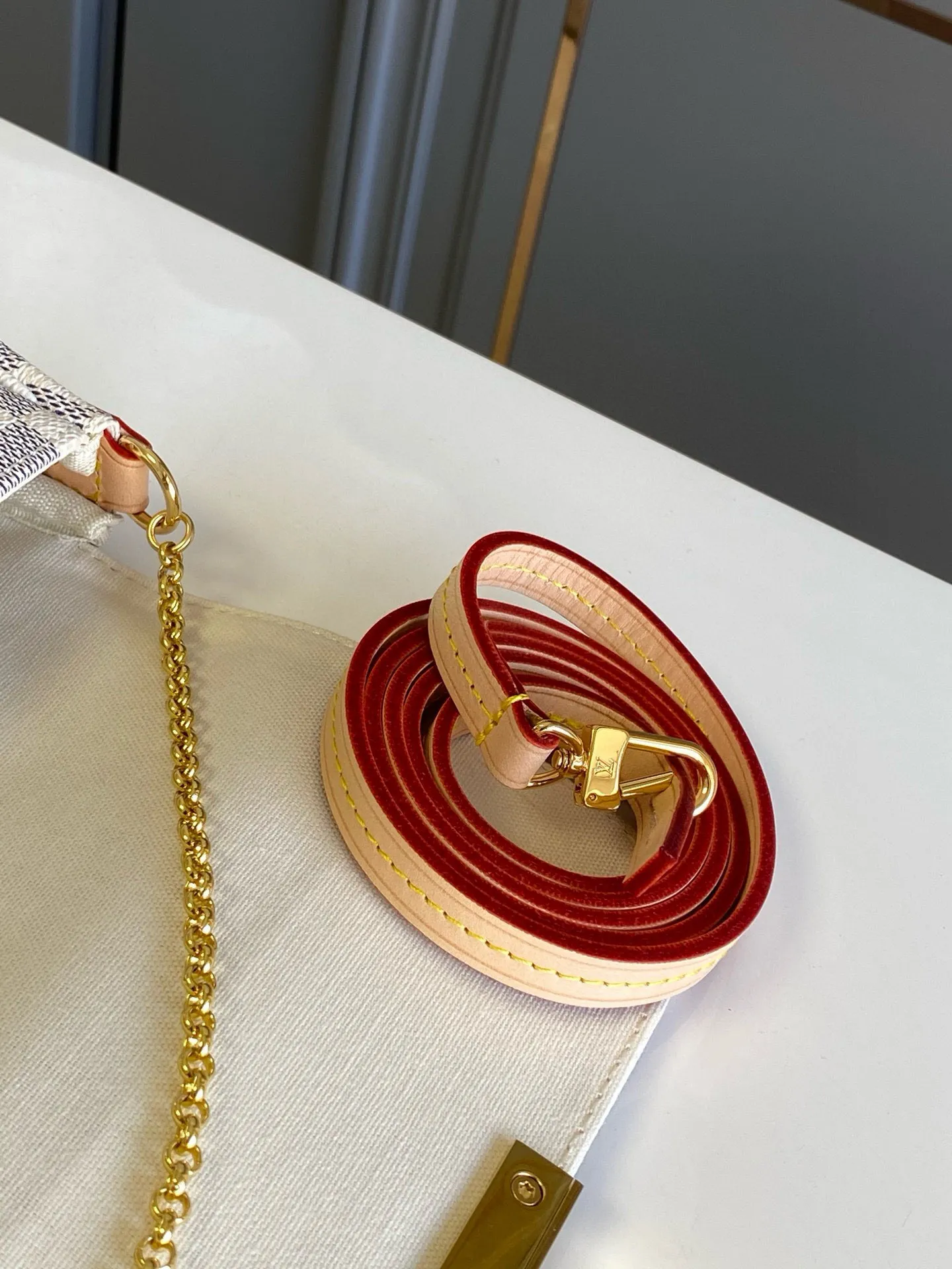 💰600 Top original item N41277 FAVORITE MM This Favorite MM handbag is the darling of fashionable women. It is sewn with bright Damier Azur canvas and is suitable for both morning and evening occasions. The bag can be used as a clutch, or can be carried as a short shoulder bag using the gold chain strap, while the leather shoulder strap can be easily carried cross-body. An engraved metal plaque on the front conceals a clever magnetic closure for safe access. Details 24x 14x 4 cm (length x height x width) Damier Azur coated canvas Natural cowhide leather trim Textile lining Gold-tone hardware Magnetic flap closure Internal patch pocket Shoulder strap: non-detachable, not adjustable Strap height: 52.0 cm Chain strap: detachable