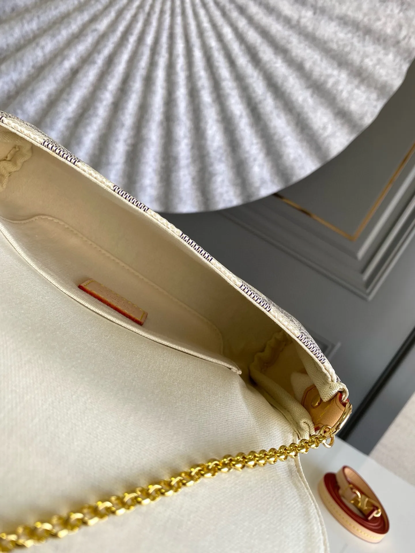 💰600 Top original item N41277 FAVORITE MM This Favorite MM handbag is the darling of fashionable women. It is sewn with bright Damier Azur canvas and is suitable for both morning and evening occasions. The bag can be used as a clutch, or can be carried as a short shoulder bag using the gold chain strap, while the leather shoulder strap can be easily carried cross-body. An engraved metal plaque on the front conceals a clever magnetic closure for safe access. Details 24x 14x 4 cm (length x height x width) Damier Azur coated canvas Natural cowhide leather trim Textile lining Gold-tone hardware Magnetic flap closure Internal patch pocket Shoulder strap: non-detachable, not adjustable Strap height: 52.0 cm Chain strap: detachable