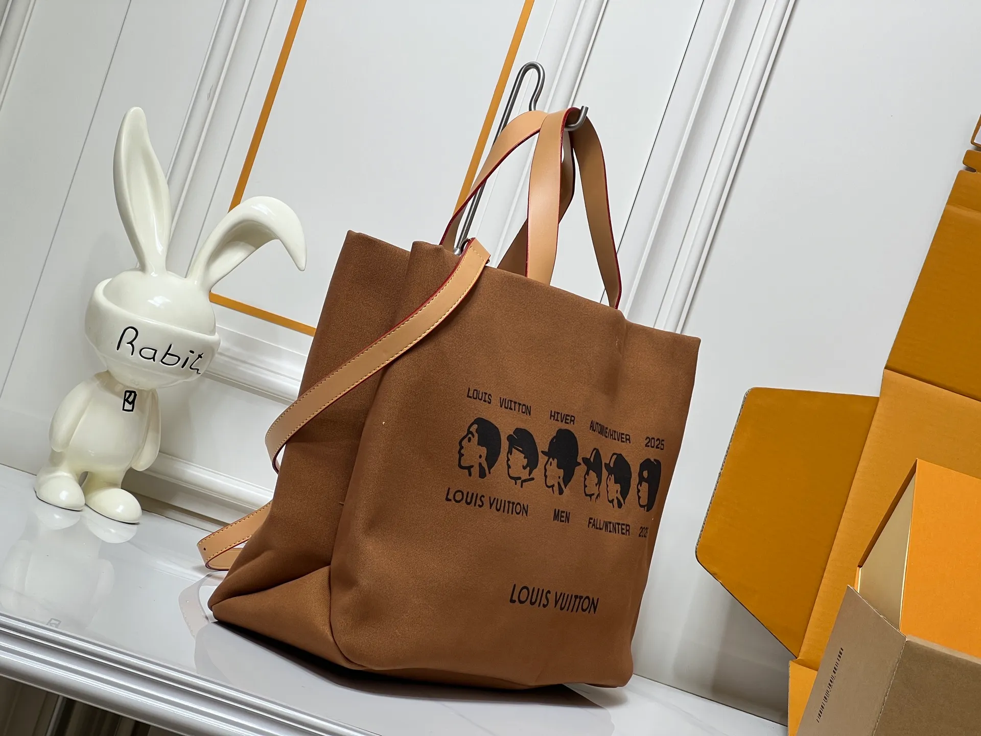 Batch 300💰M24457 M87698 Earthy Yellow This Shopper medium handbag draws inspiration from Louis Vuitton shopping bags, with the words Louis Vuitton and Maison Fondée En 1854 written on soft cow leather, with a top handle and a detachable shoulder strap. Size: 40x32x16cm