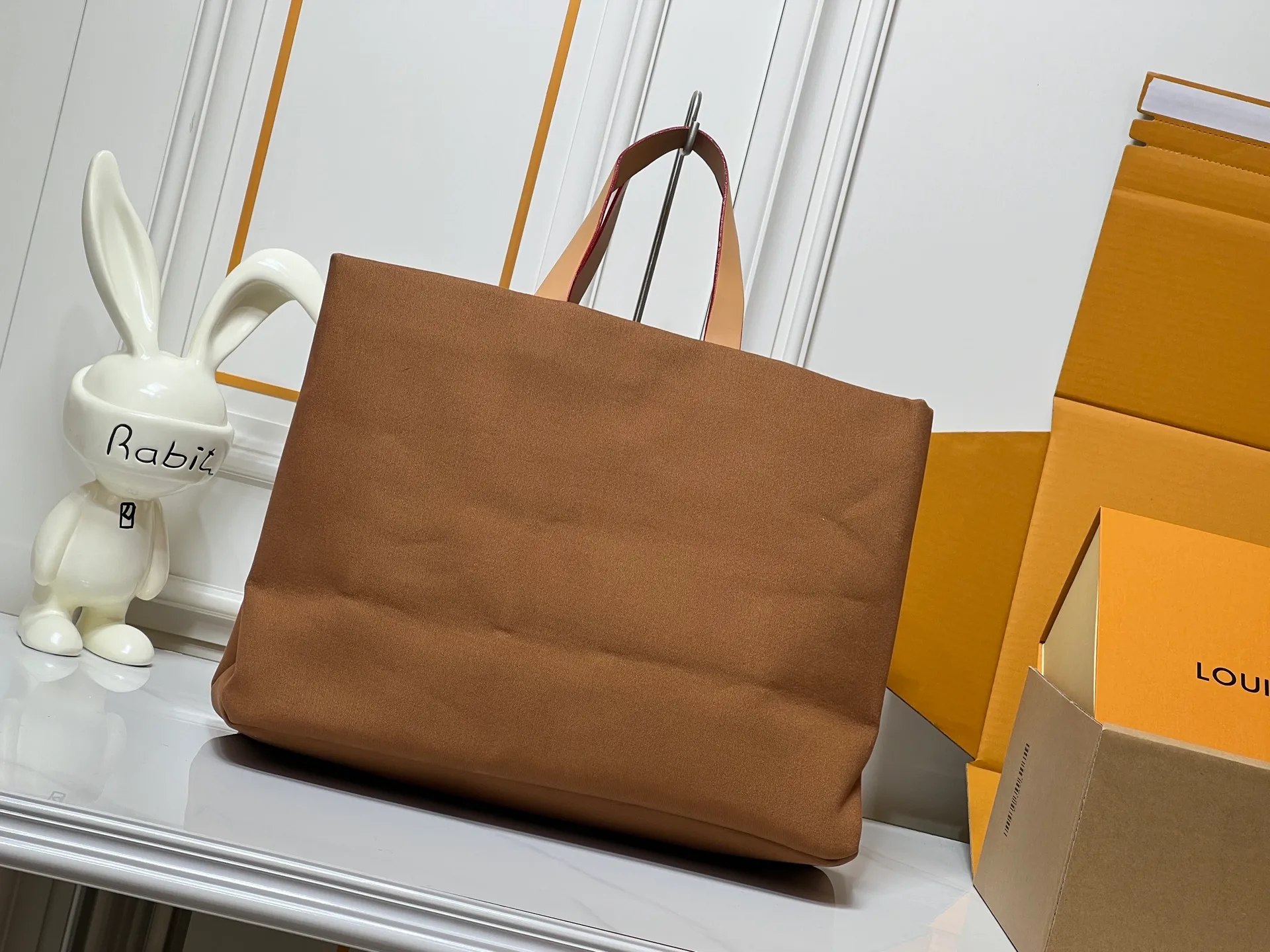 Batch 300💰M24457 M87698 Earthy Yellow This Shopper medium handbag draws inspiration from Louis Vuitton shopping bags, with the words Louis Vuitton and Maison Fondée En 1854 written on soft cow leather, with a top handle and a detachable shoulder strap. Size: 40x32x16cm