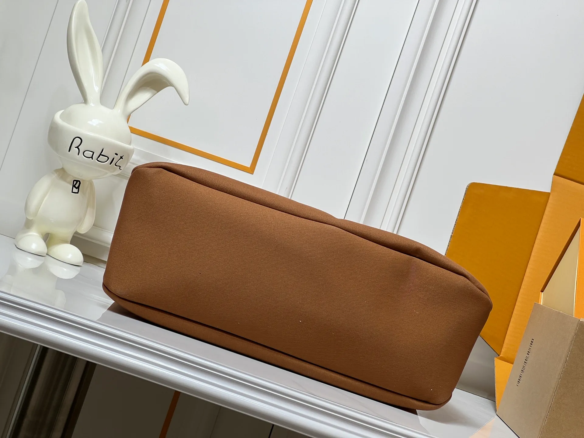 Batch 300💰M24457 M87698 Earthy Yellow This Shopper medium handbag draws inspiration from Louis Vuitton shopping bags, with the words Louis Vuitton and Maison Fondée En 1854 written on soft cow leather, with a top handle and a detachable shoulder strap. Size: 40x32x16cm