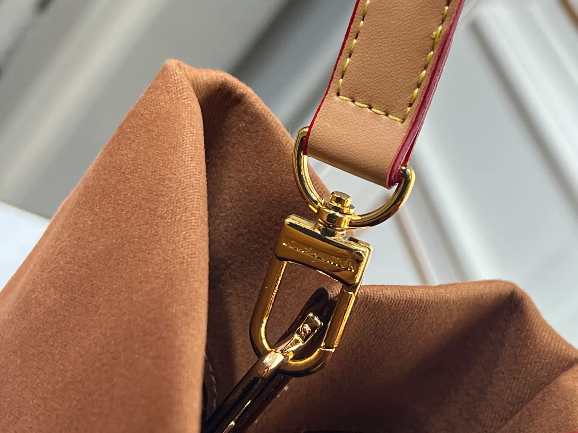 Batch 300💰M24457 M87698 Earthy Yellow This Shopper medium handbag draws inspiration from Louis Vuitton shopping bags, with the words Louis Vuitton and Maison Fondée En 1854 written on soft cow leather, with a top handle and a detachable shoulder strap. Size: 40x32x16cm