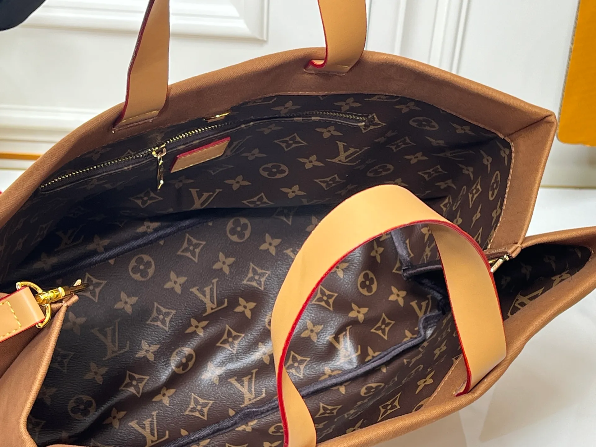 Batch 300💰M24457 M87698 Earthy Yellow This Shopper medium handbag draws inspiration from Louis Vuitton shopping bags, with the words Louis Vuitton and Maison Fondée En 1854 written on soft cow leather, with a top handle and a detachable shoulder strap. Size: 40x32x16cm
